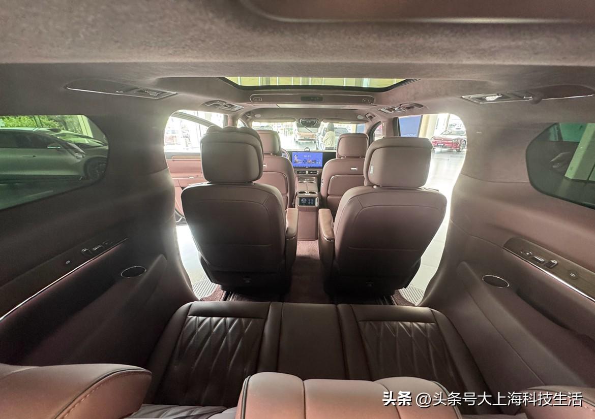 ET9亮相后，虽然蔚来车主不够满意外观，觉得跟其它车型太像了，但基本每场友商发布