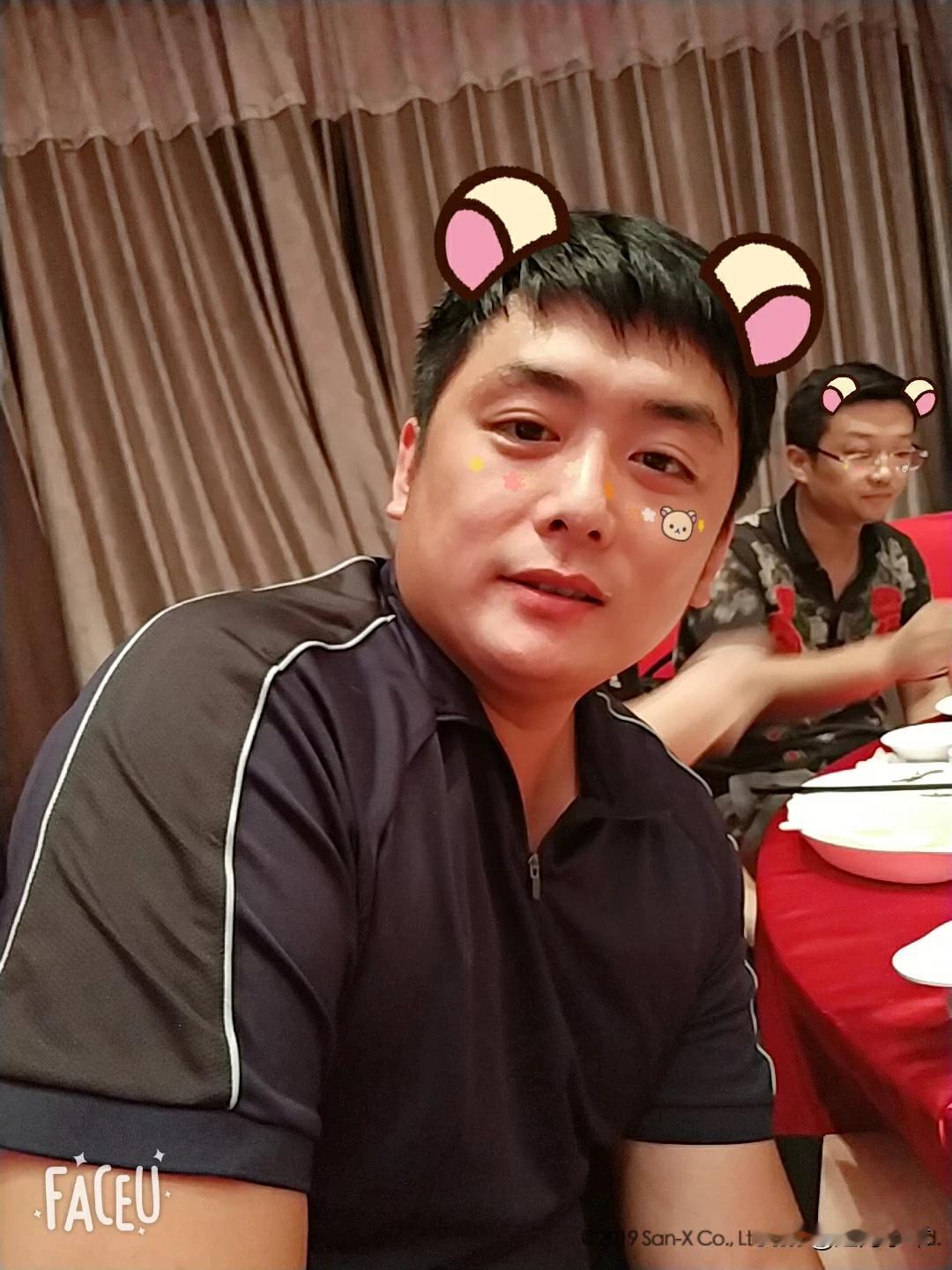 今天是个大日子，结婚的好多呀！