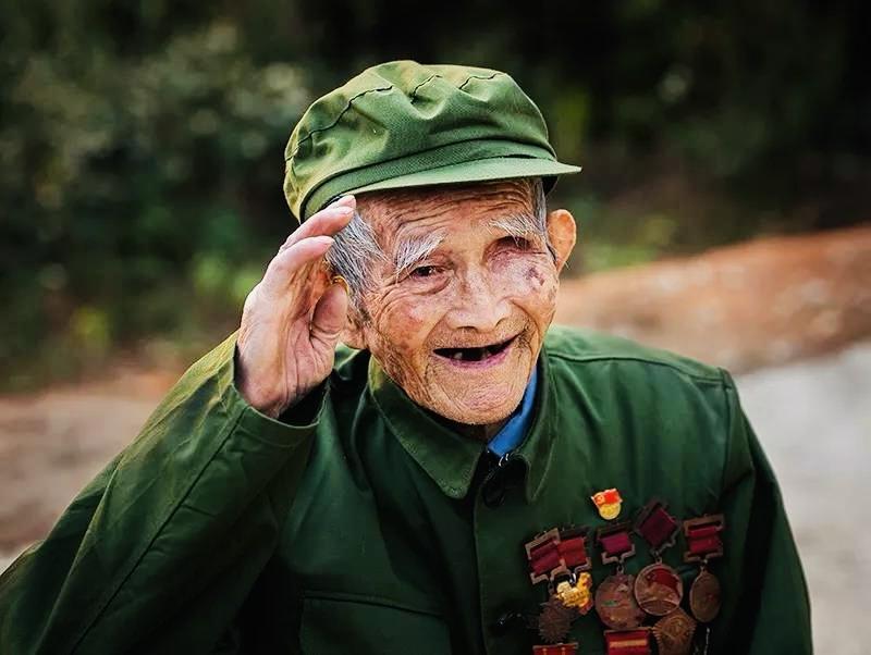 看的这个照片你会觉得害怕吗？
他是陈训杨，是一个立下赫赫战功的百岁老兵

他的左