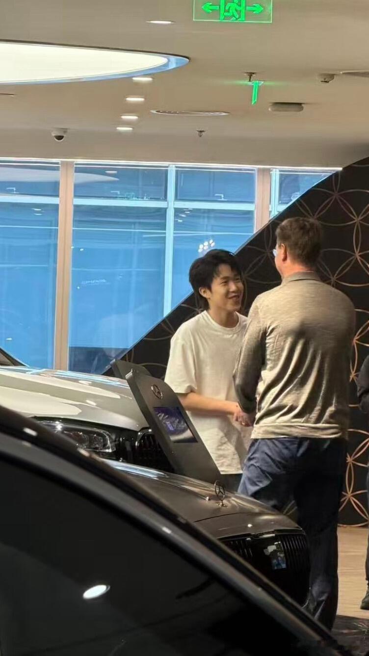 耶耶：这个老板有点高🙈 