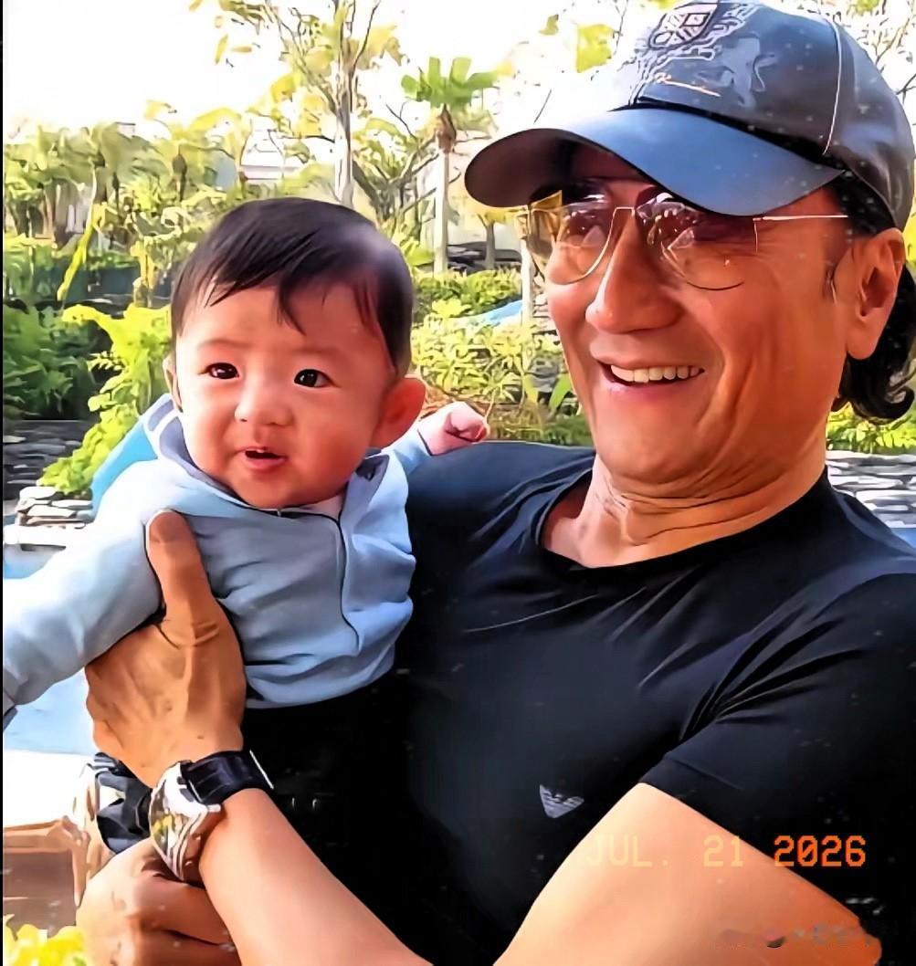 这是谢贤的大孙子谢振轩，已经19岁了，目前在澳大利亚音乐学院读书，长大后的他和谢