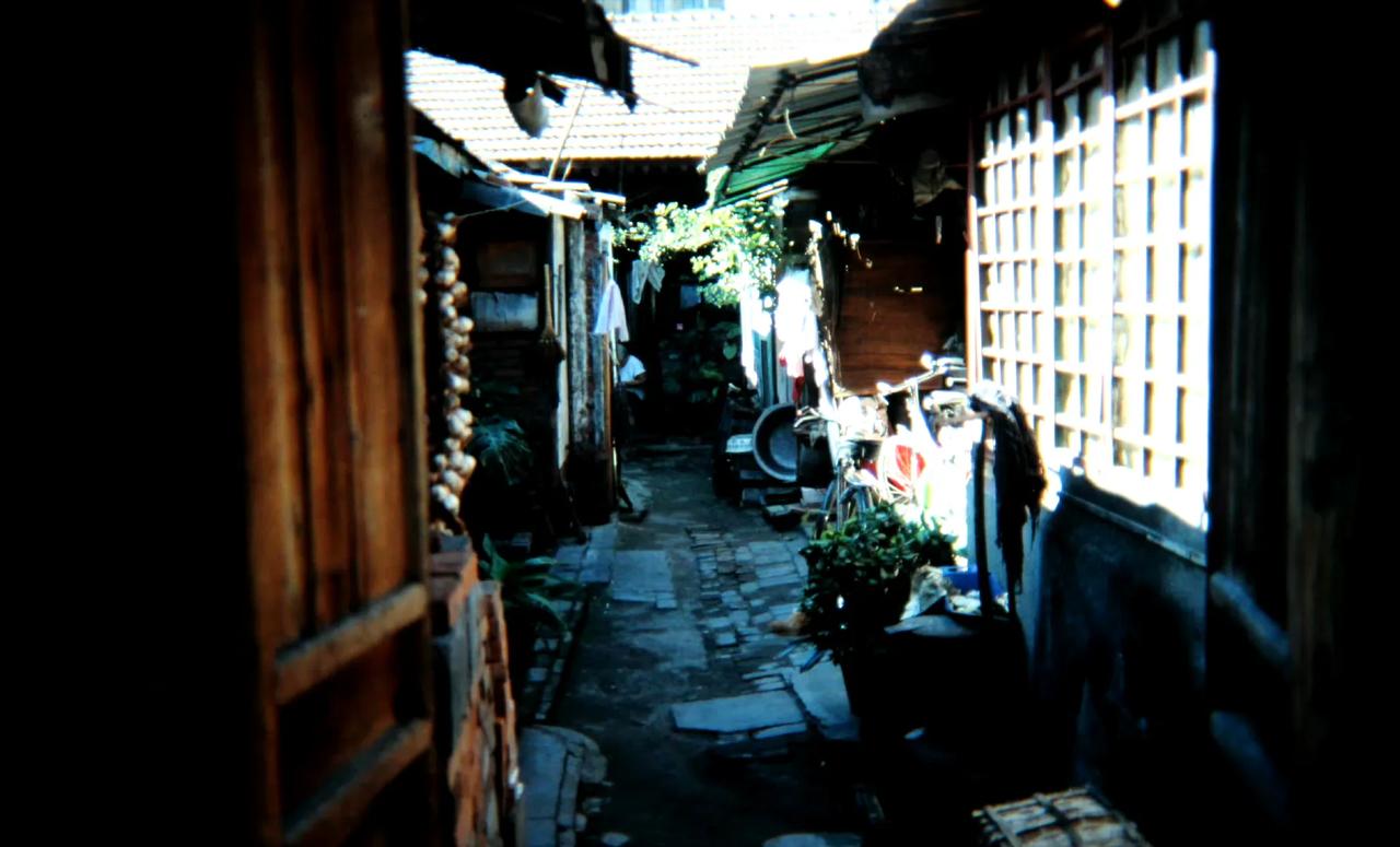 老旧的院落内，北京，1991年6月摄。 ​​​