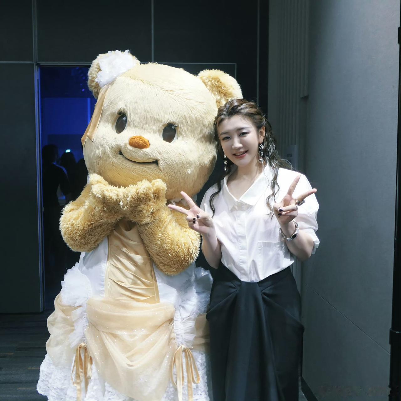 8月9日陈梦可女王，也可以御姐。微博之夜曼谷站陈梦原来红毯一身礼服，女王一样。走