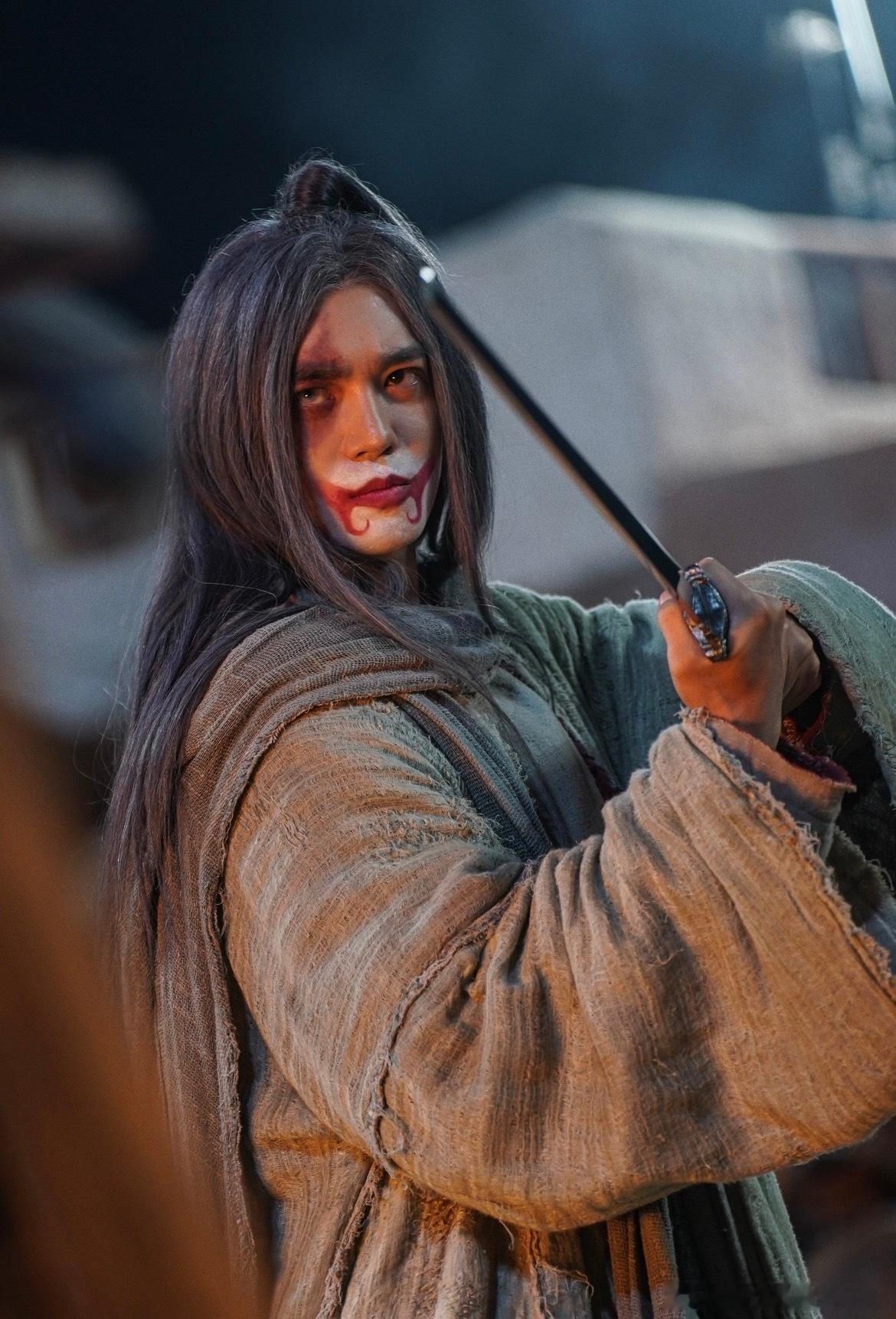 于适这个知世竖很joker 无论是冷酷还是扮演小丑的样子都让人看着毫无违和感，这