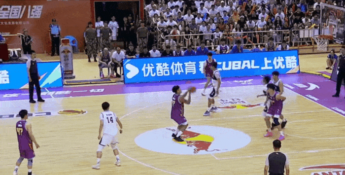 湖南工大杨李杰首节罚球线中投命中，湖南工大领先6分
