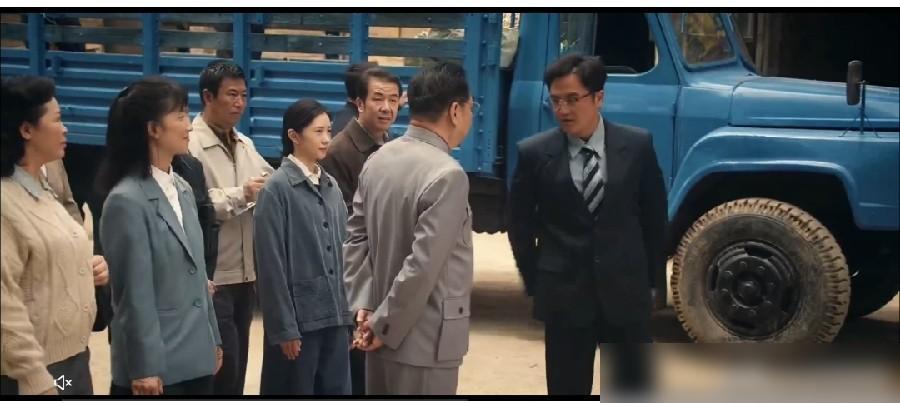 黄正经向领导汇报物资局工作，情绪高昂时竟然和县长一样背抄起了手。

这段《主角》