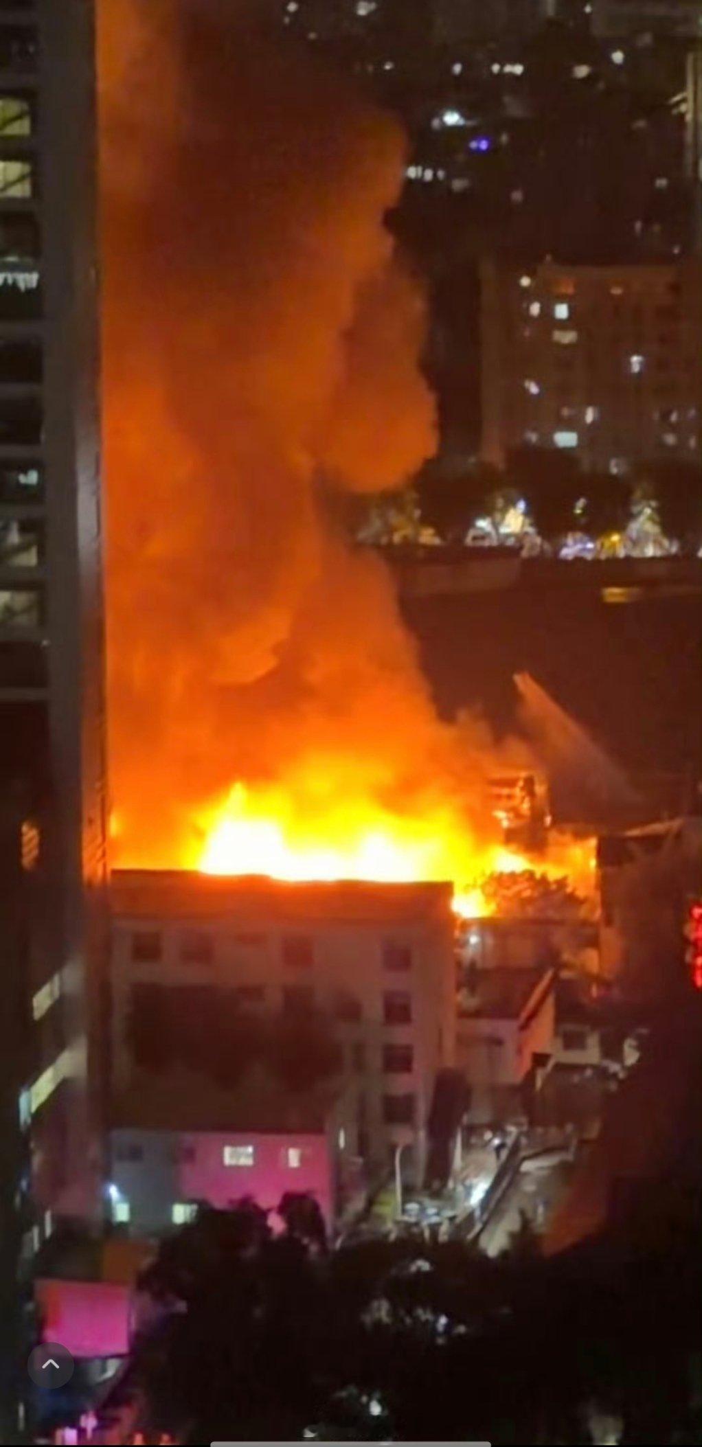 福州火灾福州台江火灾民房附近居民发声 天呐，好大的🔥，这是一处老街，而且里面有