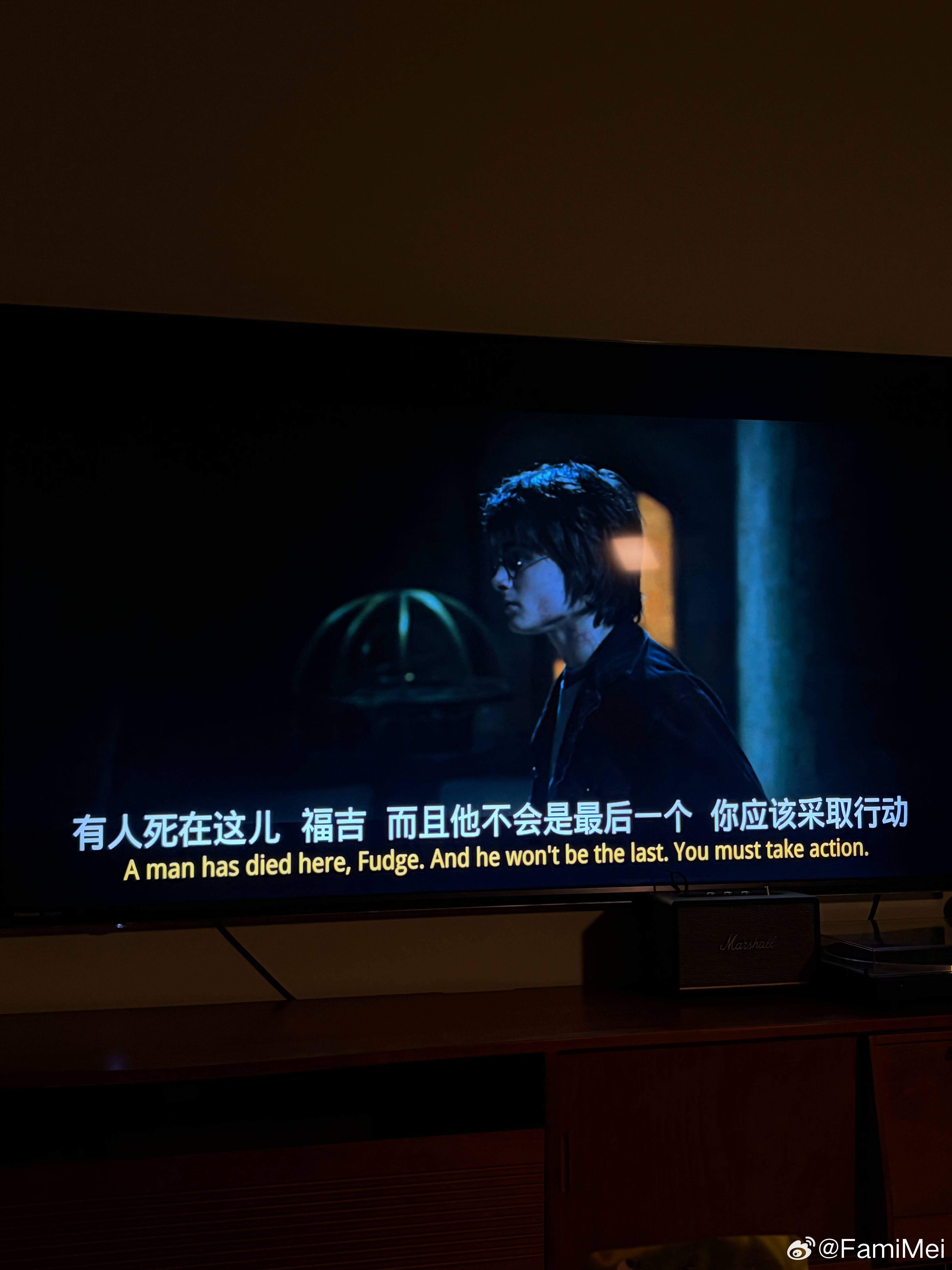 外面狂风暴雨，我俩吃着榴莲在家盖着毯子看剧 