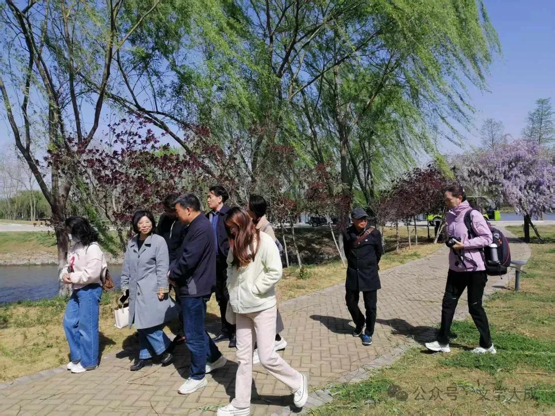 包头包头保险，（进工地看楼戴两帽）
和尚河上划船。