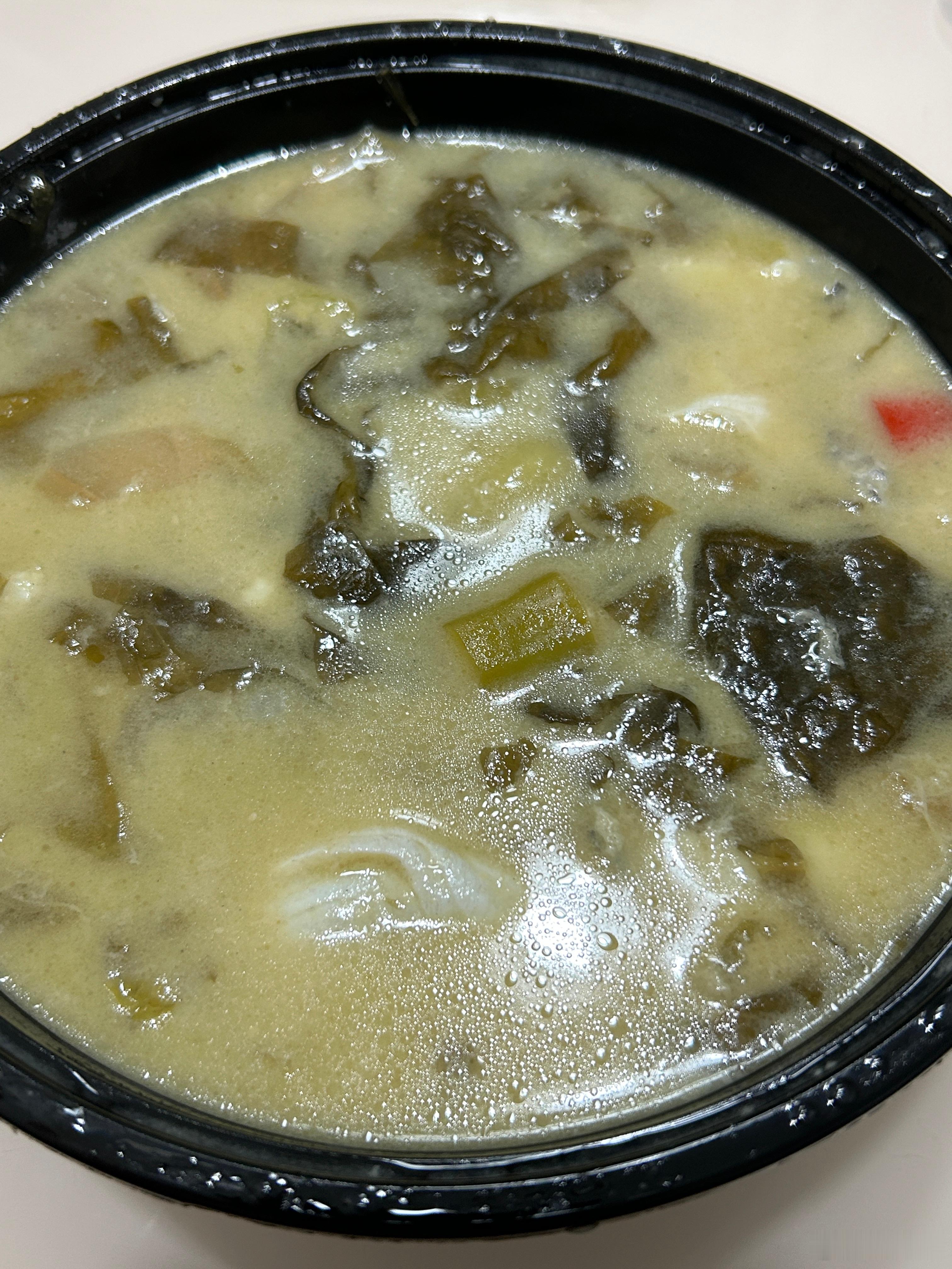 减肥第25天早餐：苏打饼干+牛奶午餐：米饭+丝瓜炒鸡蛋+芹菜炒肉晚餐：酸菜鱼+茄
