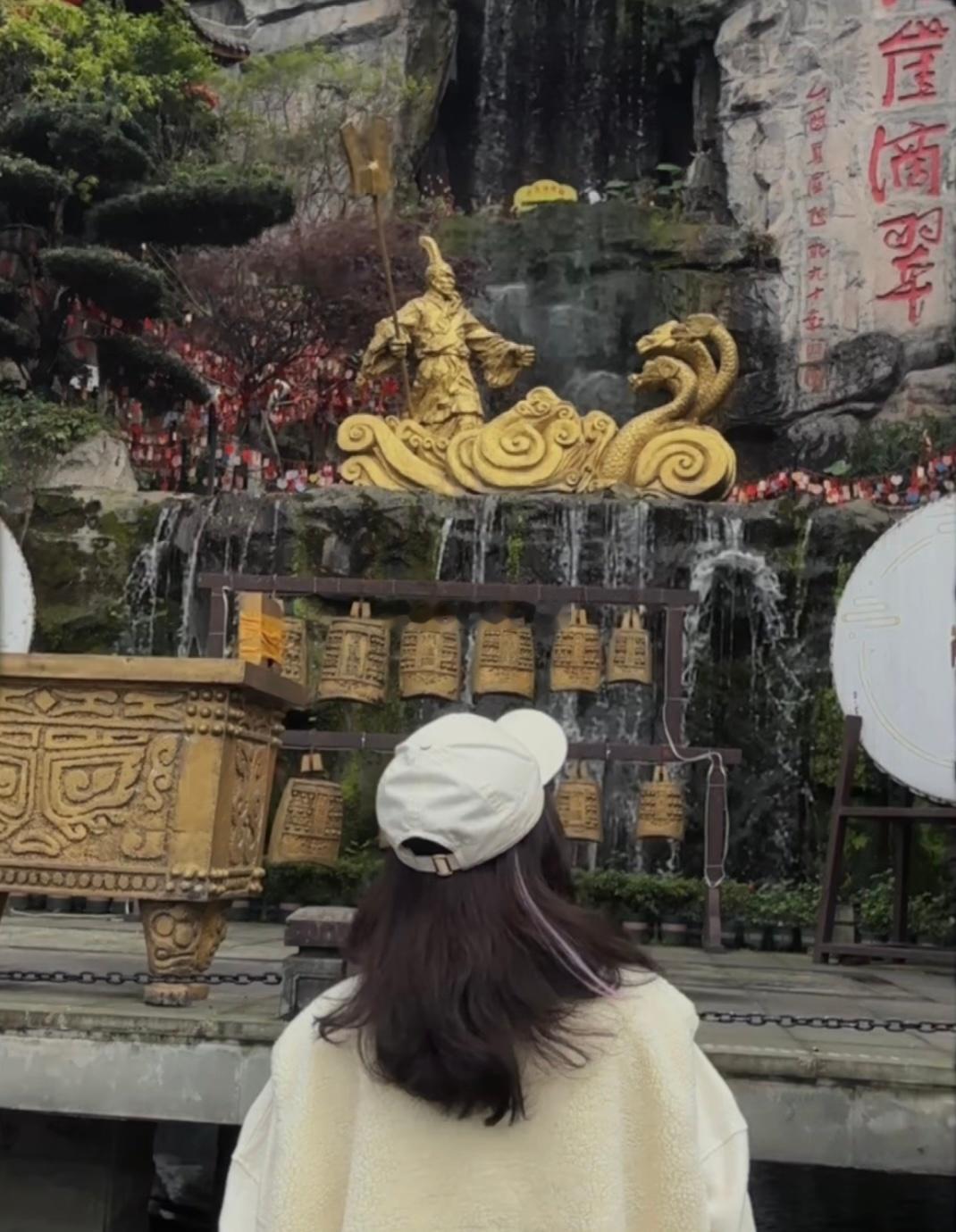 #赵丽颖重庆打卡volg#原来赵丽颖还去了重庆千厮门大桥，到处打卡的样子好可爱[