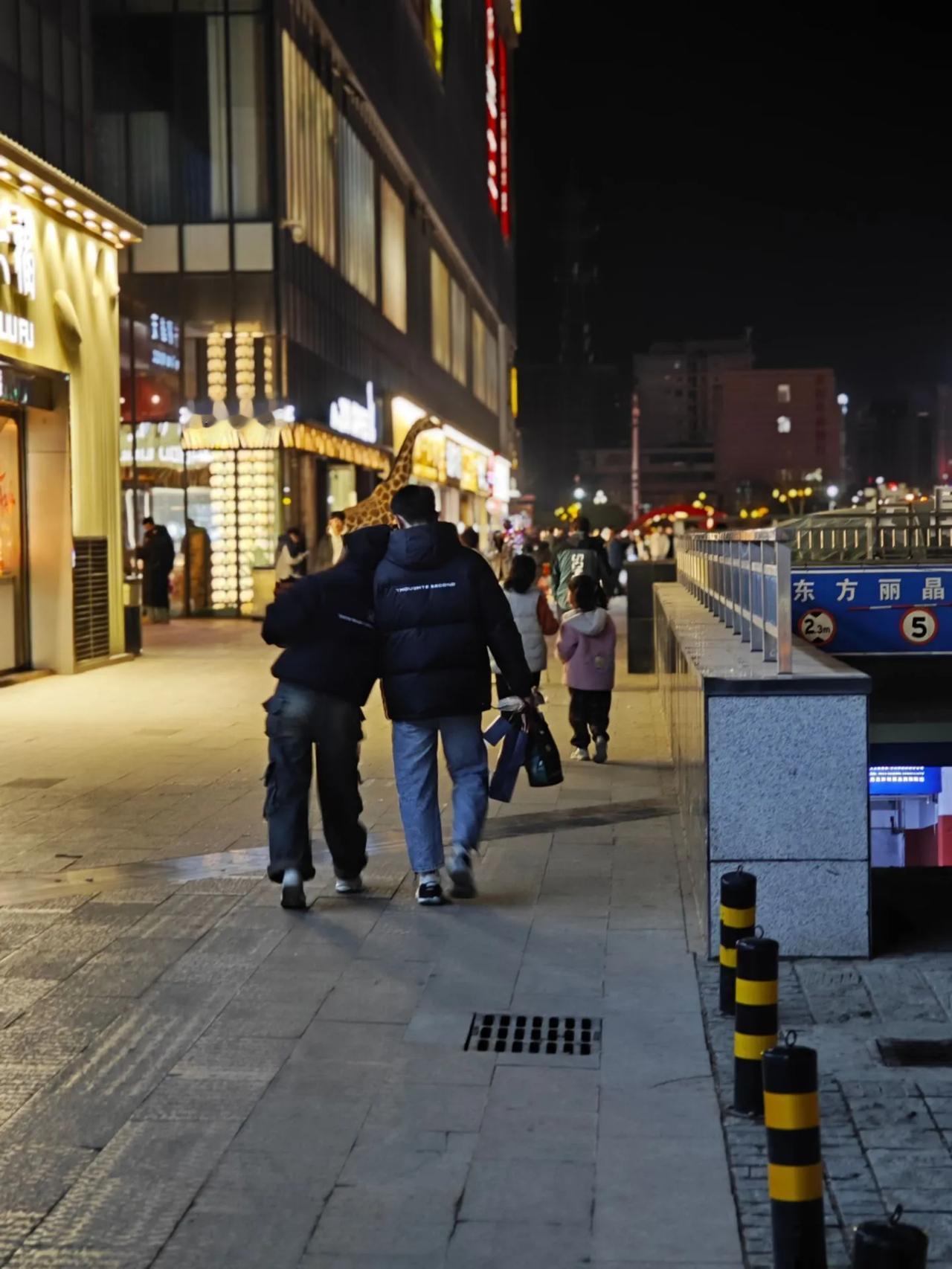 过年前的一天，我和媳妇因为回哪个家过年的问题在街头闹翻了。于是我俩像陌生人一样，