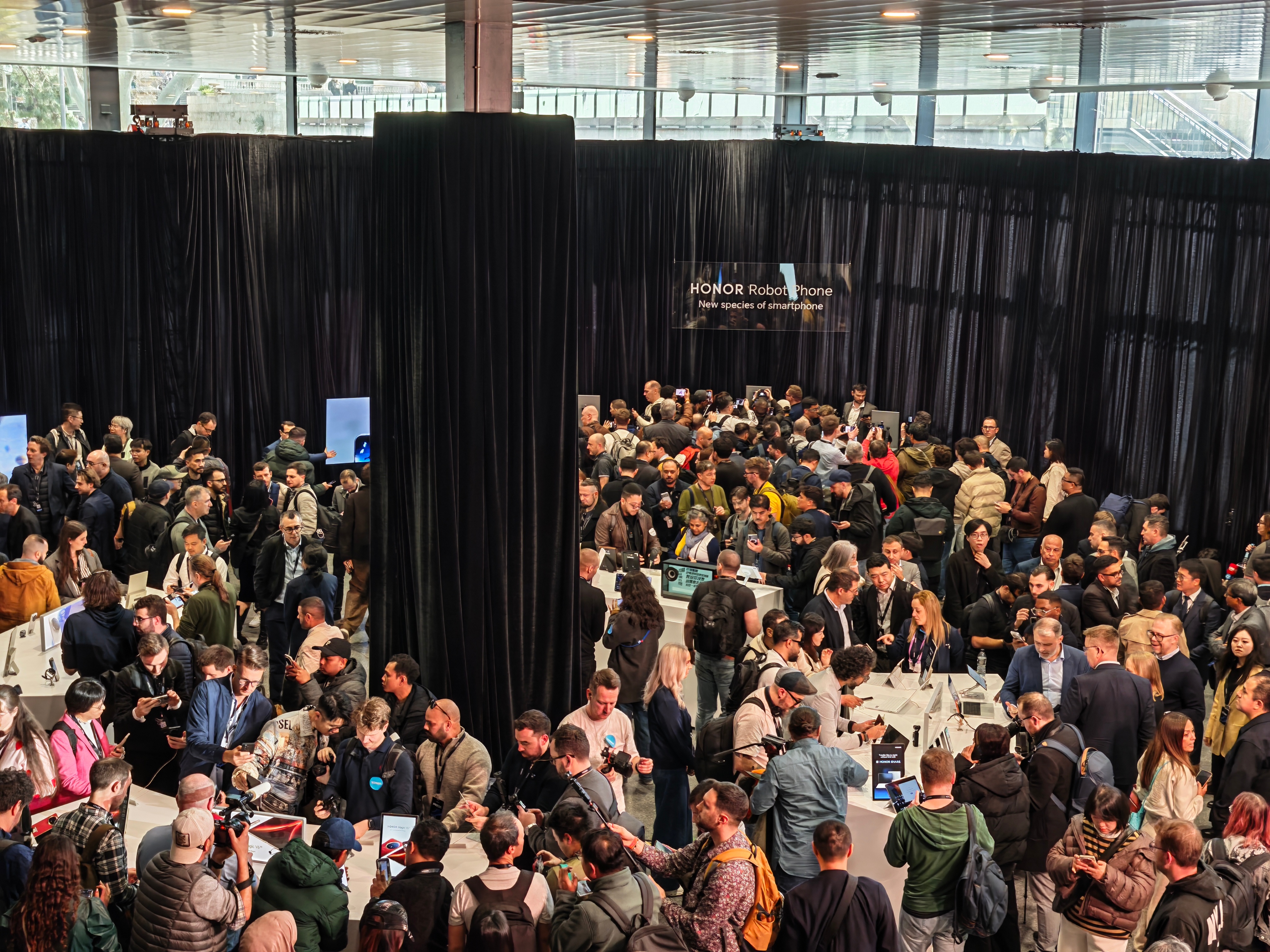 荣耀把科技春晚搬到了MWC 这才是中国科技在全球舞台的排面！巴塞罗那现场全程高能