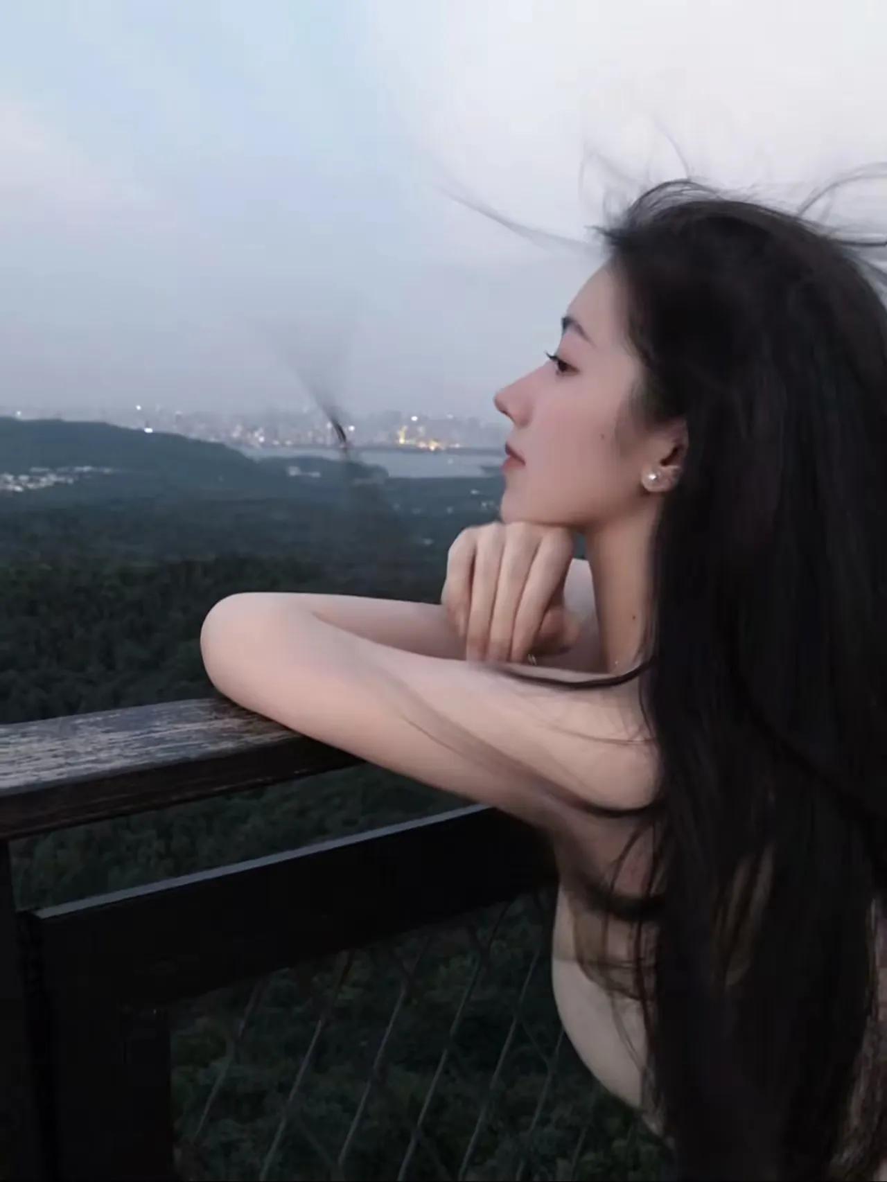 不同的人对幸福有不一样的定义，有的人认为有了名和利，赚到很多钱就会幸福；有的人不