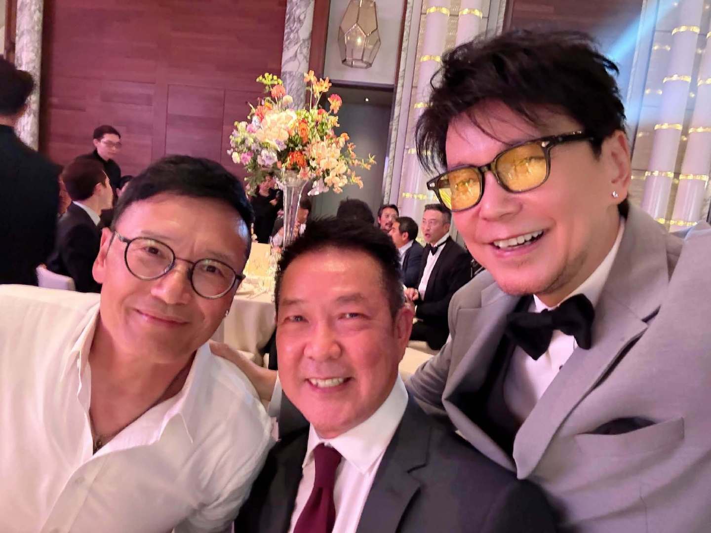 洪金宝成龙元彪合照 七小福师兄弟婚礼团建 一场婚宴意外促成七小福几位成员合体，时