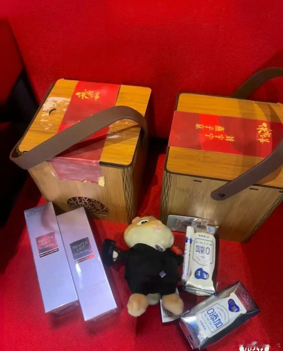 珠帘玉幕发布会，刘宇宁伴手礼送了迪士尼旅鼠玩偶，真大方啊，想到之前某部剧伴手礼是