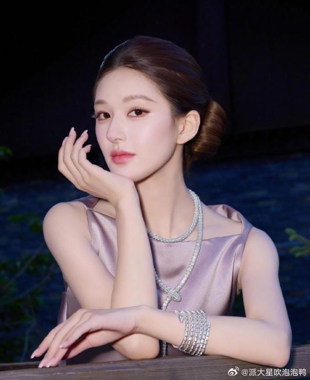 赵露思开始网上征集剧本了，要求女性向的本子，等别人的项目一直开不了机，粉丝很着急