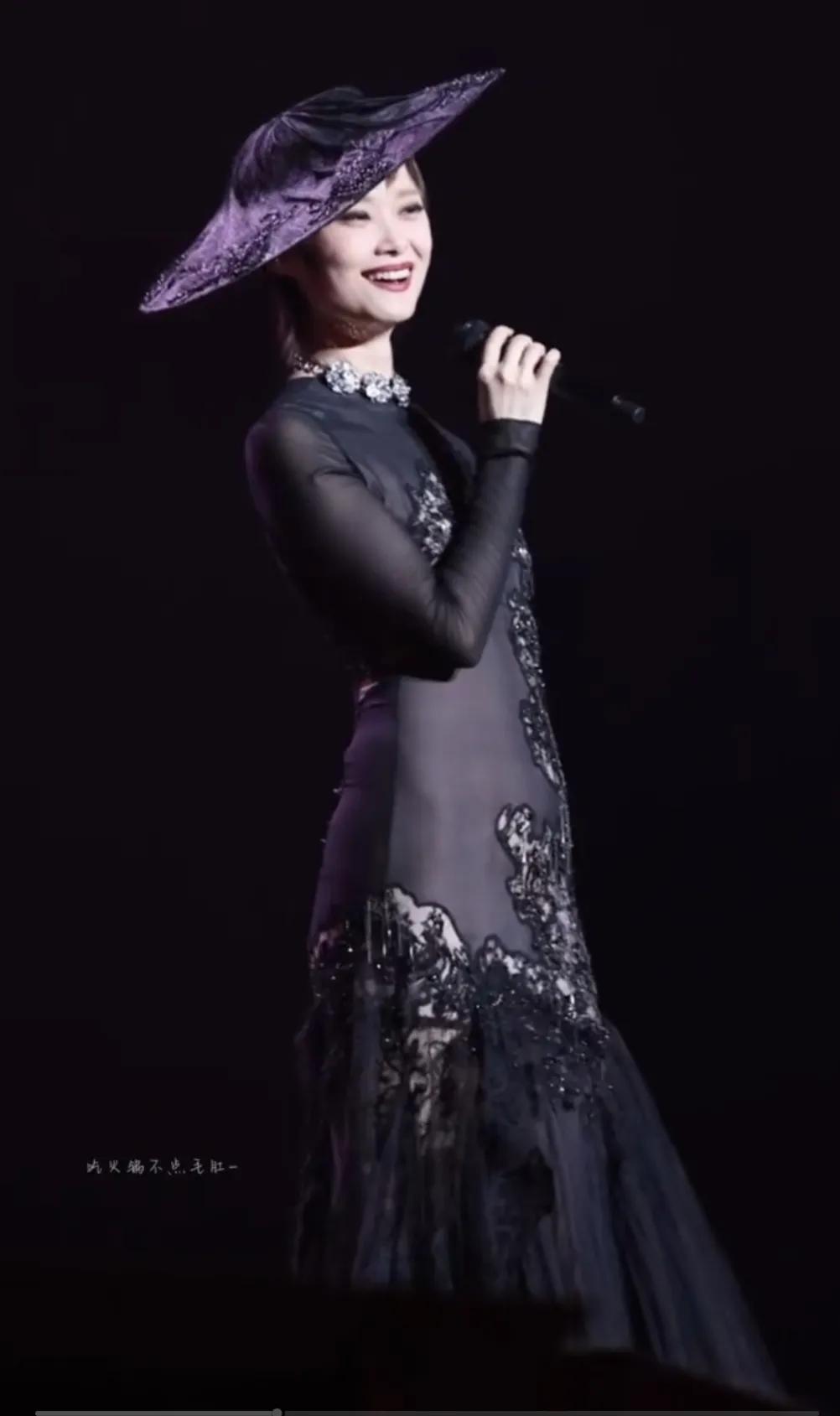 李宇春年纪越大越漂亮了，身材又好，女人味满满的。
又美又飒。