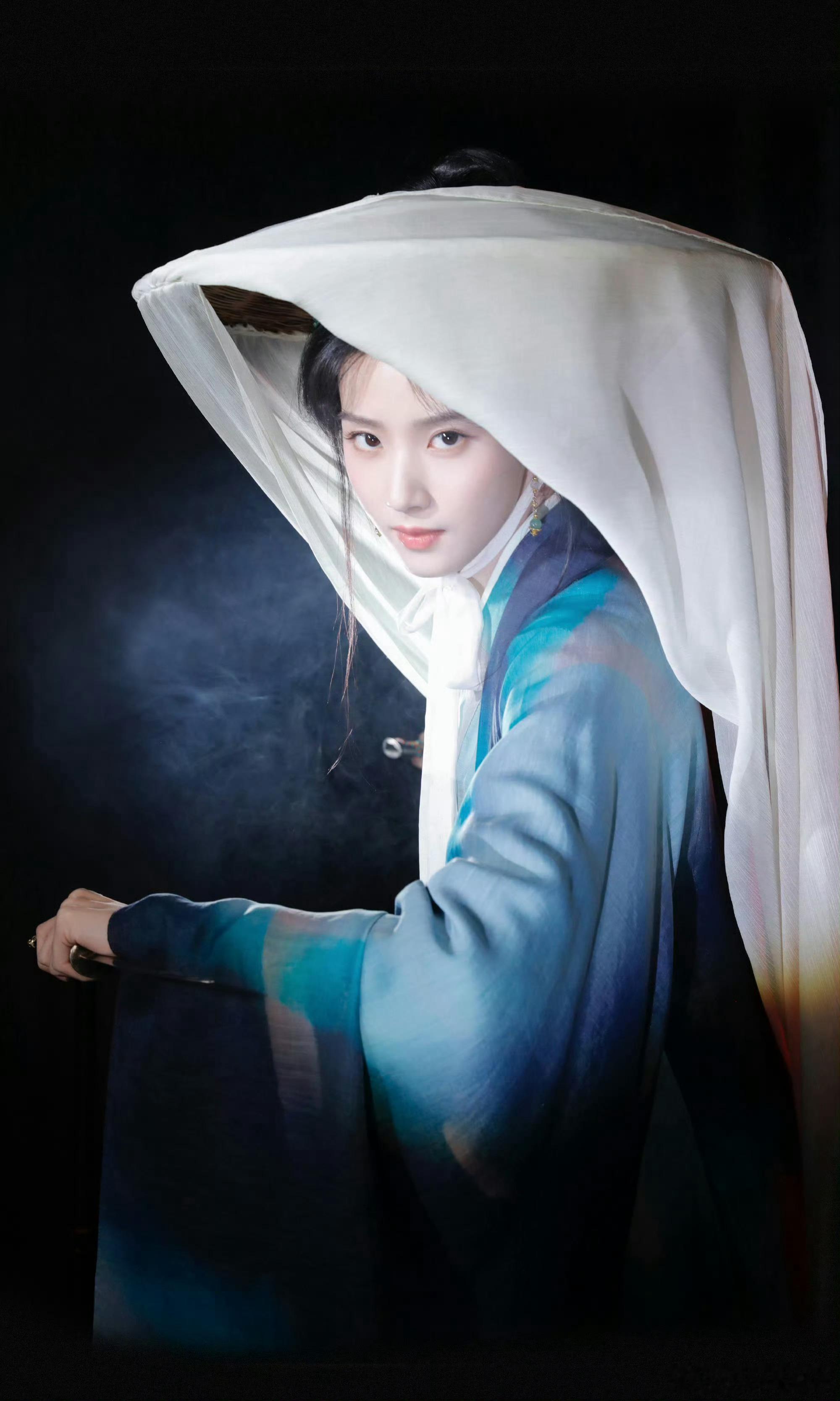 卢昱晓眼神秒切太牛了卢昱晓眼神秒切 卢昱晓眼神秒切太牛了！甜柔与英气一秒切换，眼