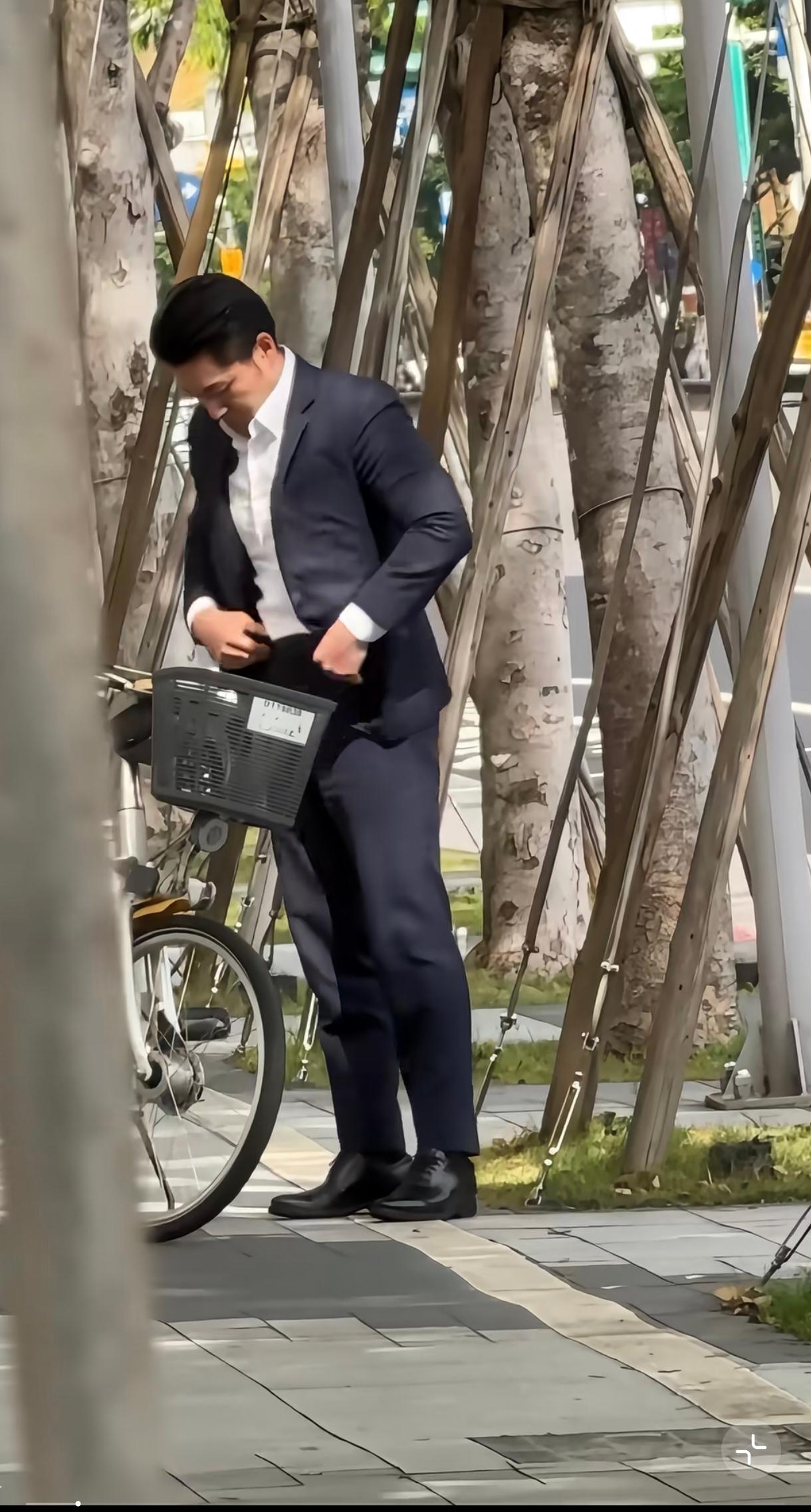 蒋介石的孙子蒋万安，台湾不热吗？西装革履的，市长也要外宣，让台北市民知道他为民勤