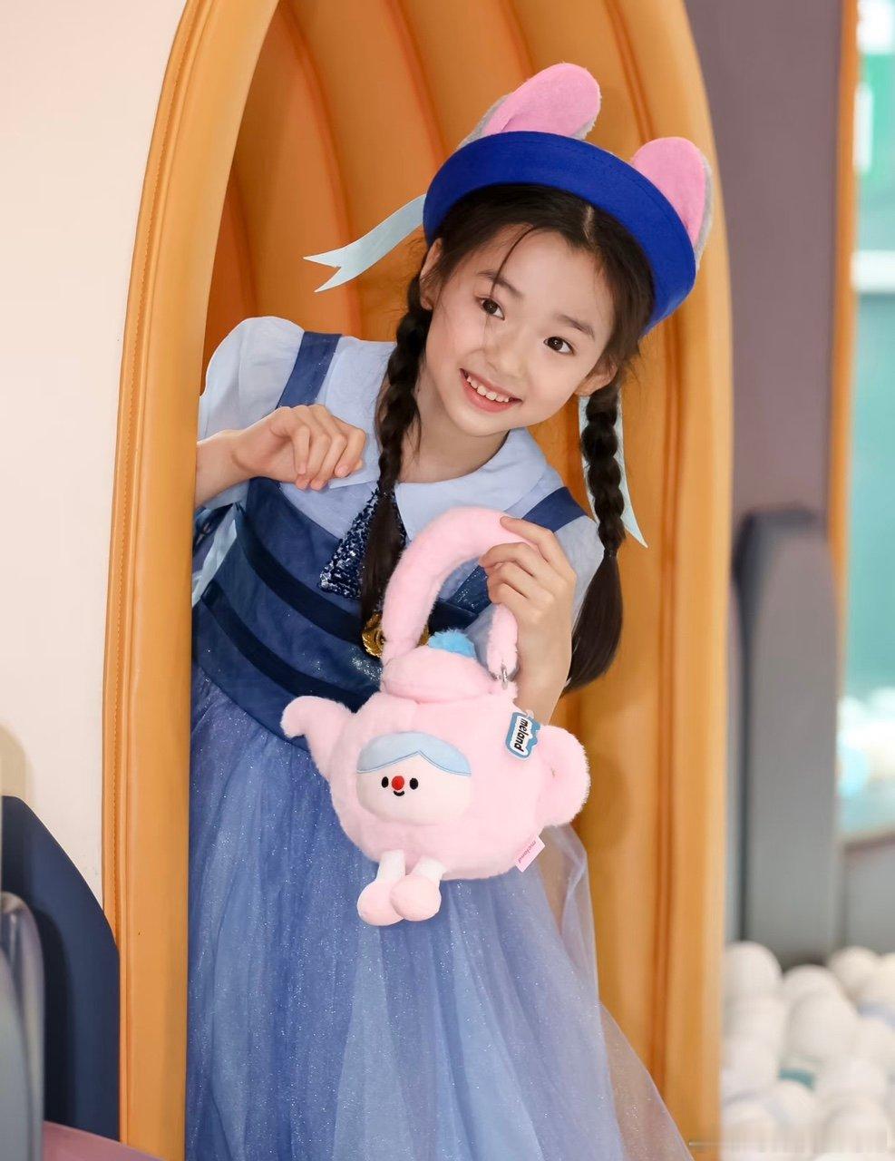 小酒窝给粉丝送咖啡小酒窝给粉丝送咖啡也太暖心了吧，每一个互动都超温柔，这样的双向