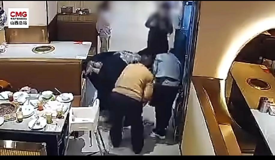 “糖卡住喉咙”这五个字，听起来像动画片里的夸张桥段，可当它真实发生在眼前，能把人