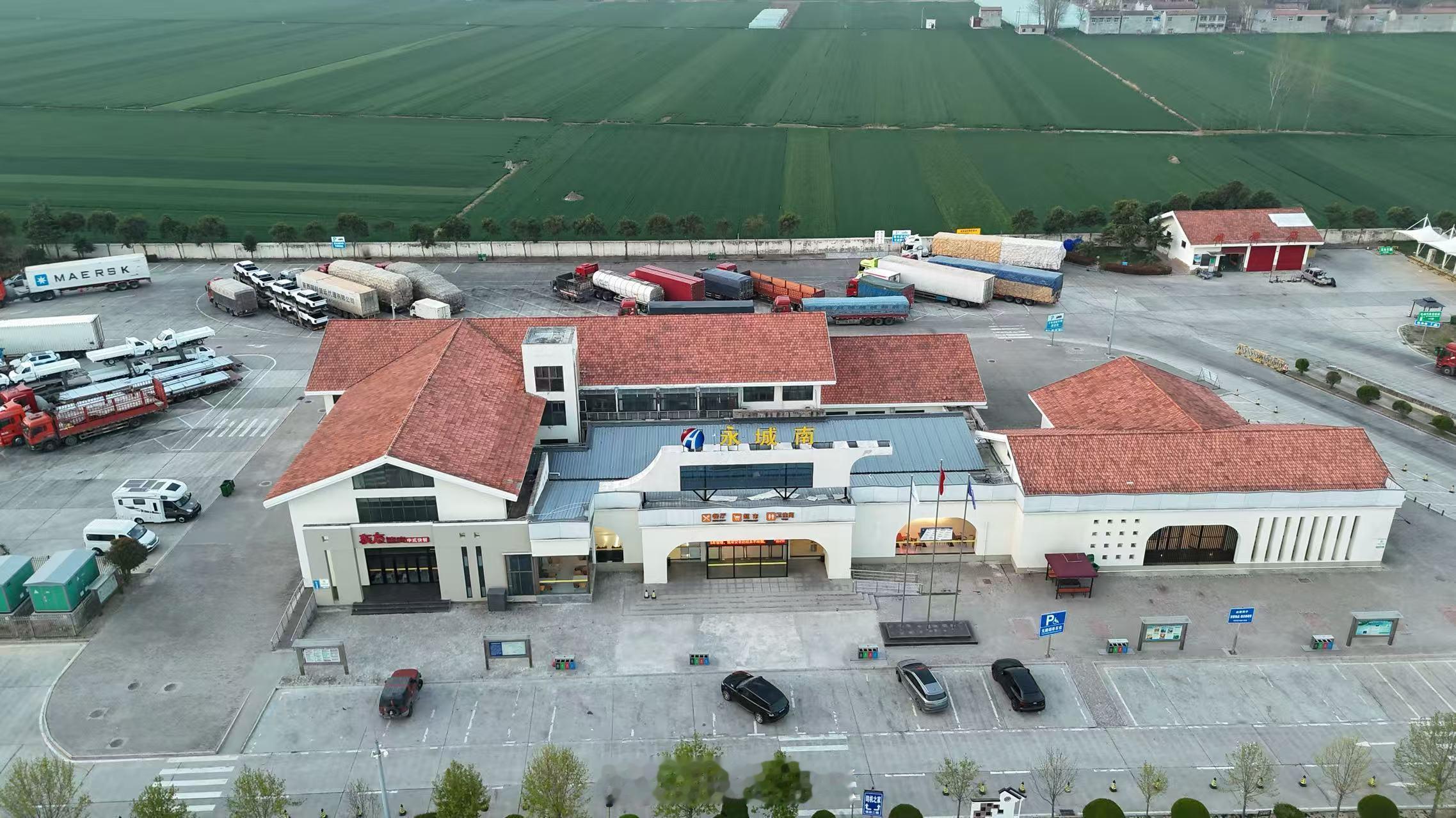 一位小鹏X9纯电车主，后来成为增程版车主，喜欢开车行走在路上，也喜欢拍服务区。他