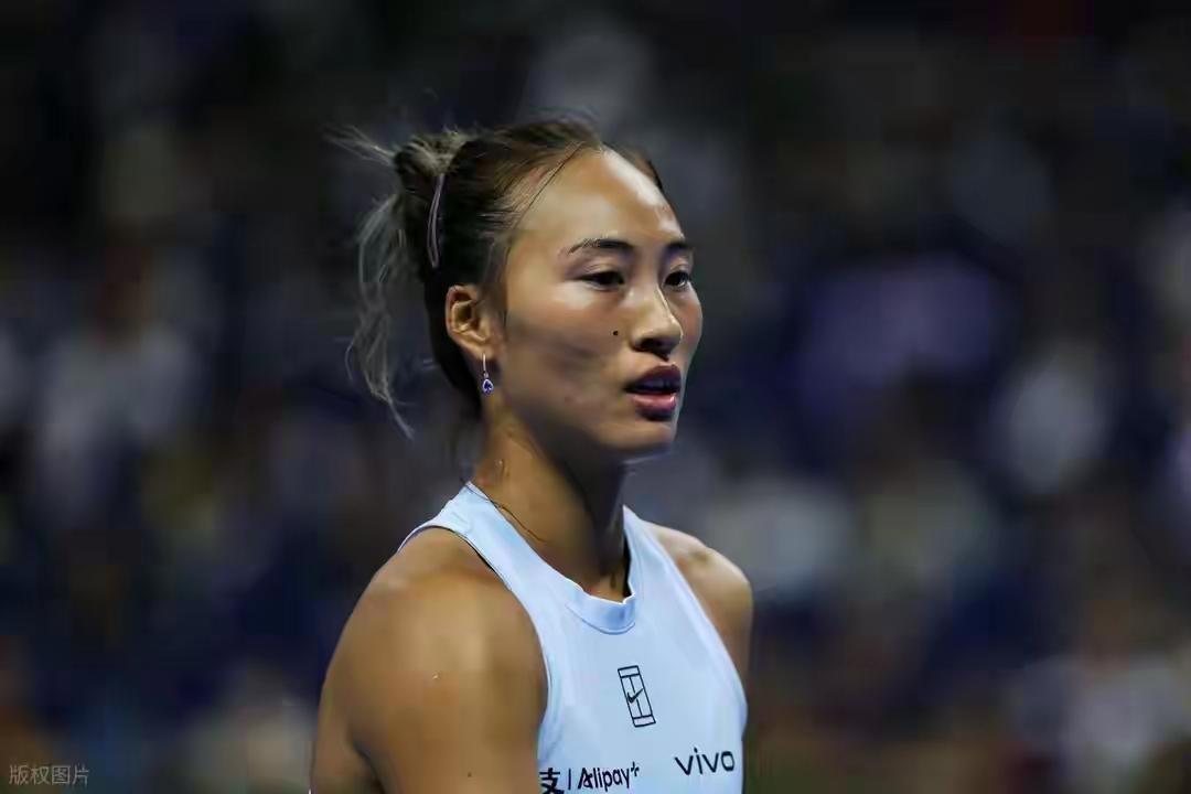 中国网球一姐的位置发生改变，此前郑钦文一直牢牢坐稳国内网球一姐的宝座，但随着去年