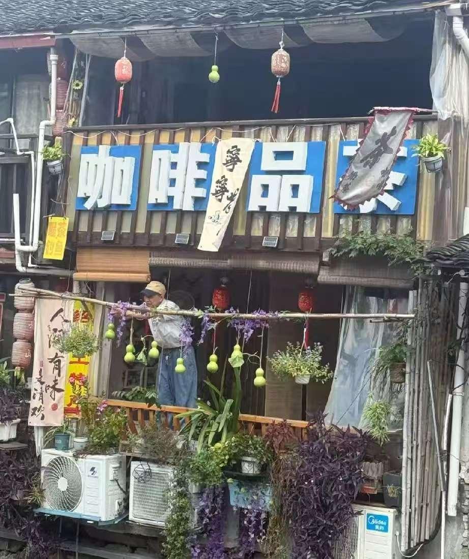 笑不活了，
绍兴“葫芦娃”后继有人了，隔壁咖啡店第一时间在店门口新挂出了七个“葫