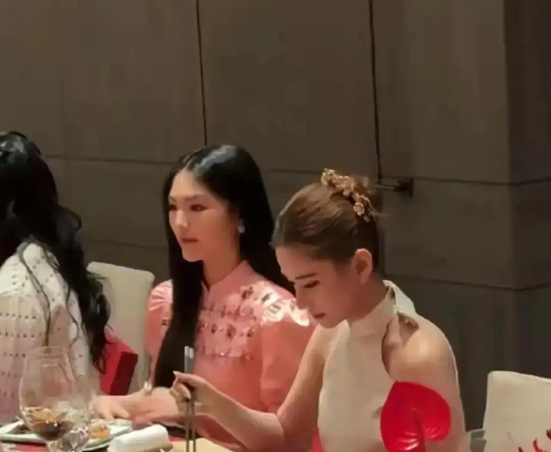 李湘带王诗龄想跟何超莲合影，却被一句“商务优先”给挡了回来。
这场景，是不是有点