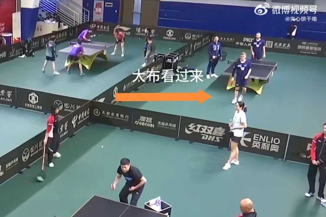 法国队和中国队赛前训练上演了现实中的友谊第一，比赛第二。
当你的对手亲自教你如何