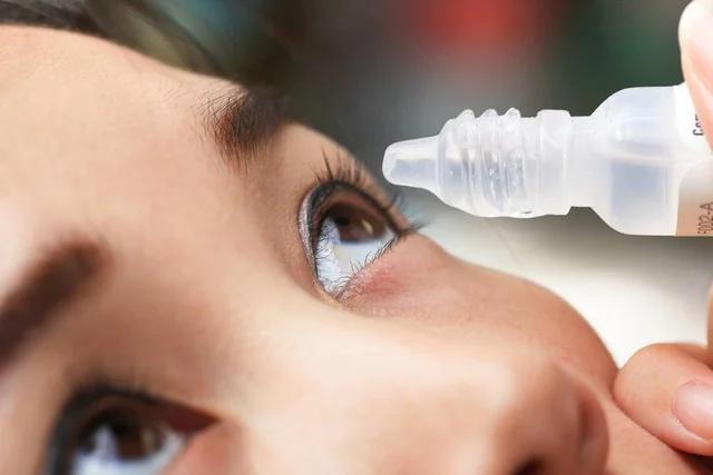 冷知识：眼药水直接滴在眼球上是错的，正确滴法 9 成人都做不对？

盯着电脑敲了