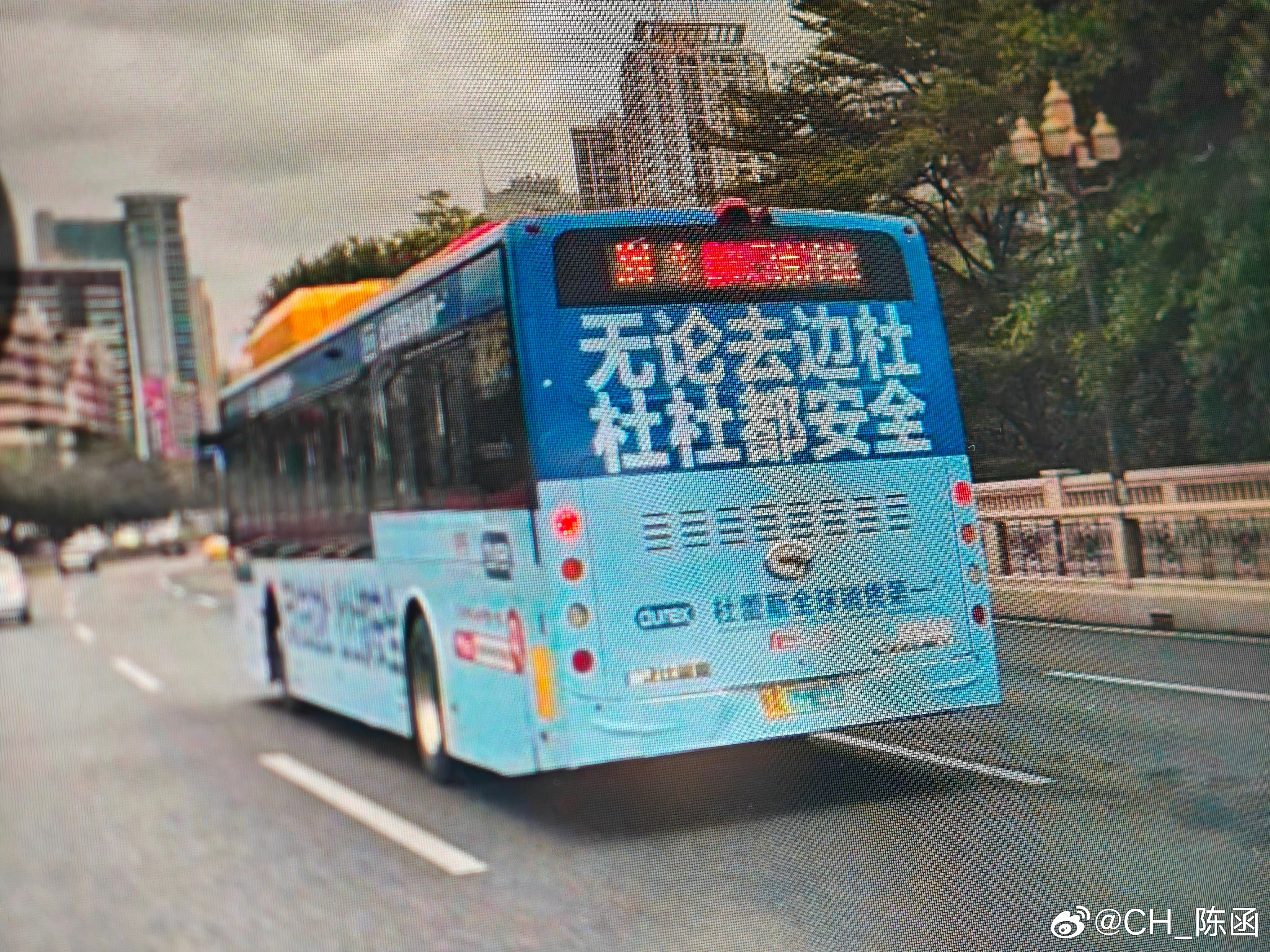 公交车大幅避孕套广告被指引人不适我觉得没什么不妥的。都2025年了，还谈性色变呢