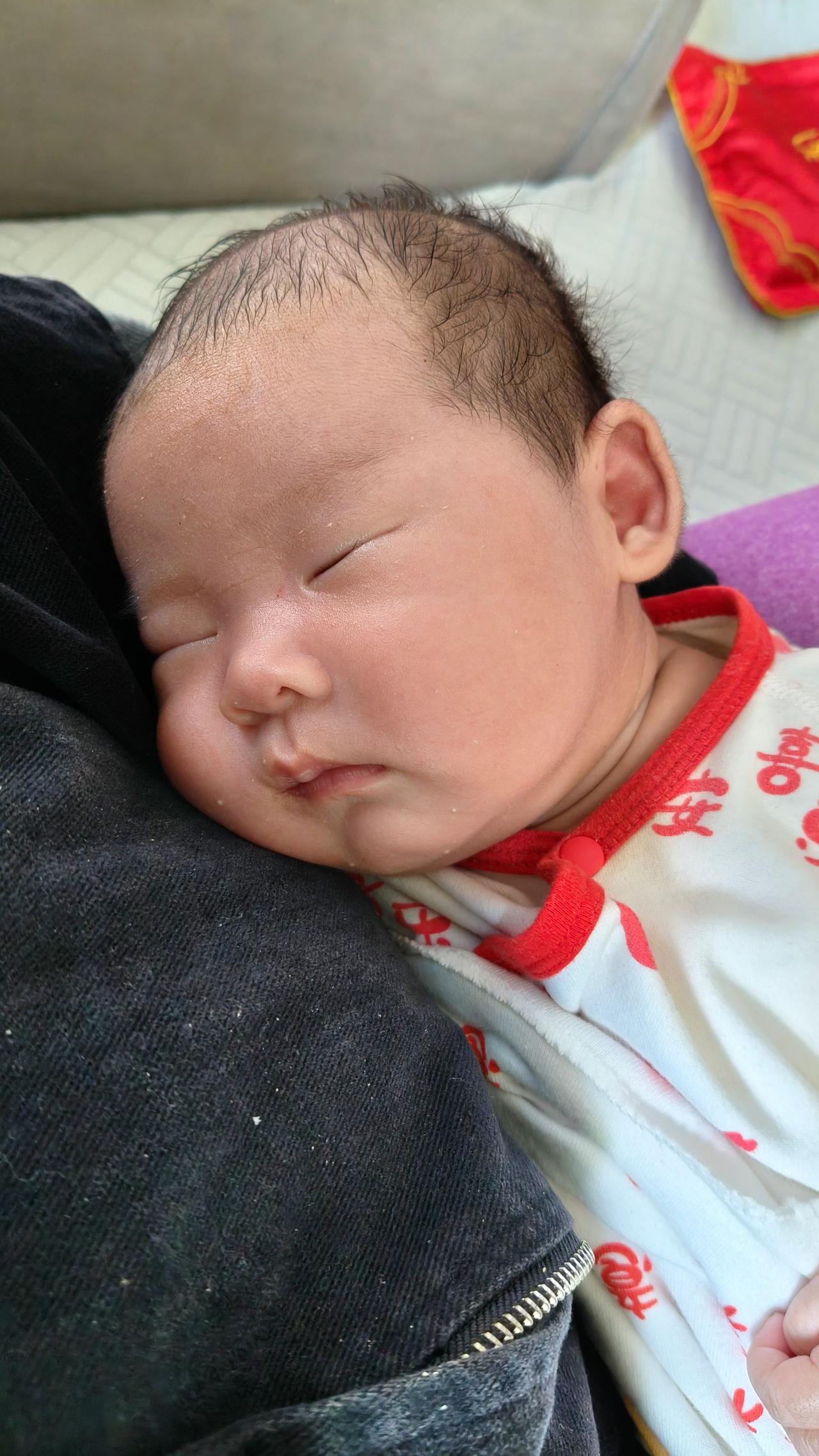 落地醒，太难了，抱着就睡，一挨床就醒，每天抱起来放下几百回！落地醒 宝宝成长记 