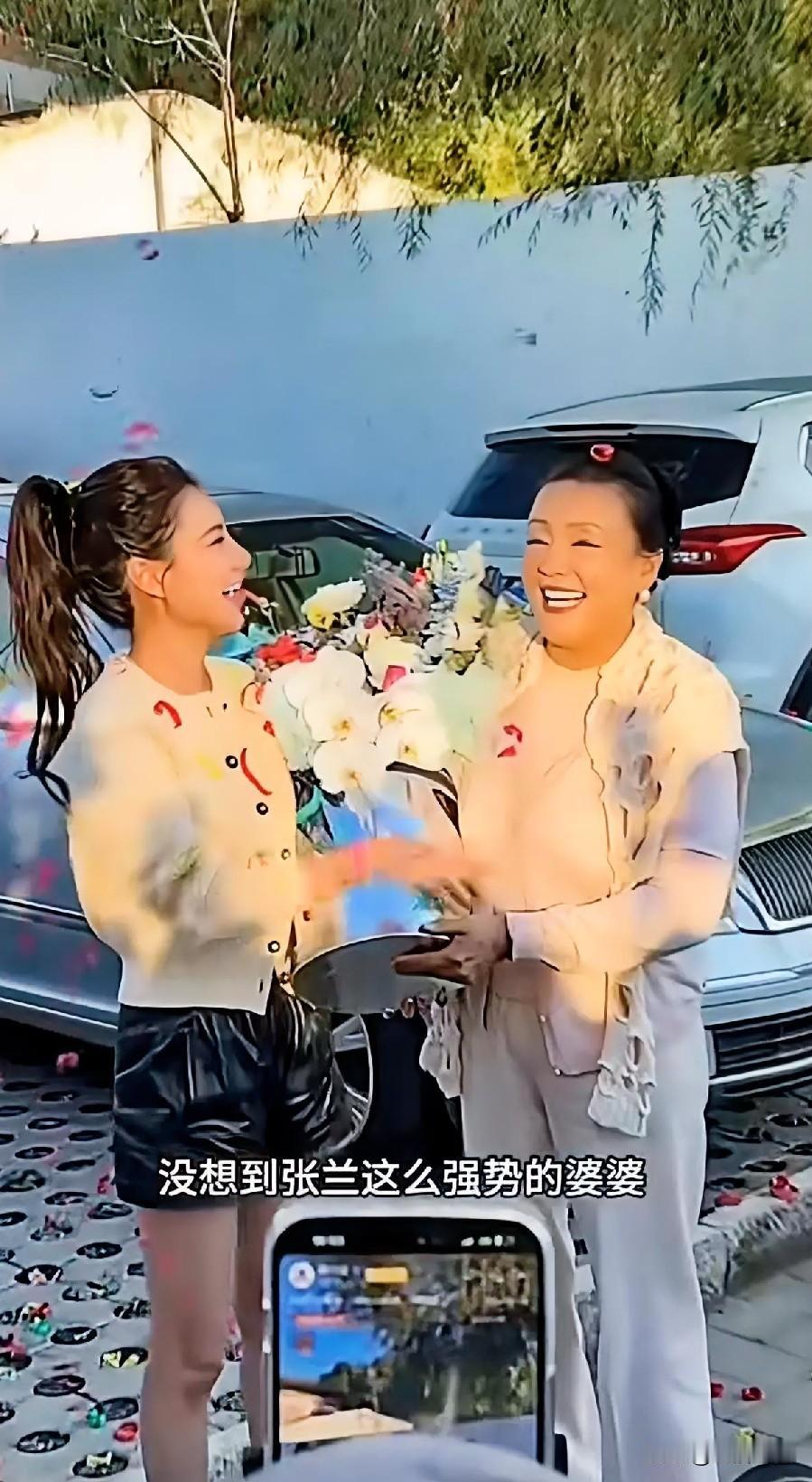 马筱梅一个动作哄得张兰眉开眼笑，这个儿媳妇这么会讨婆婆喜欢！

张兰对媳妇和小孙