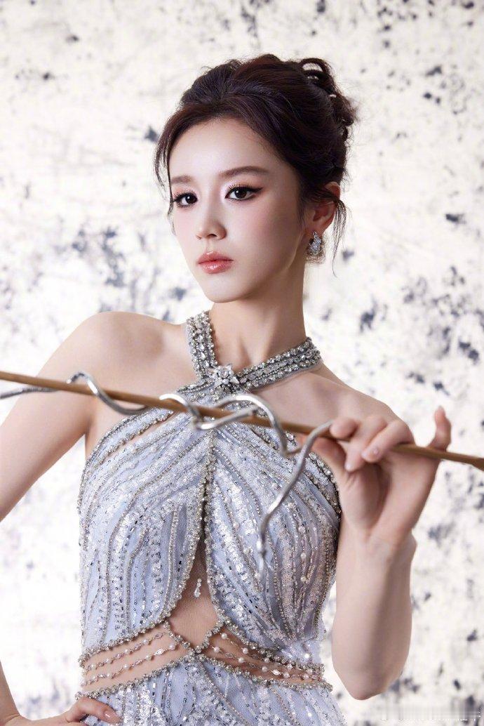 张雅琪工作留痕这招用到跨年晚会了 张雅琪跨年晚会预热有梗又有料！发预制出发图全网