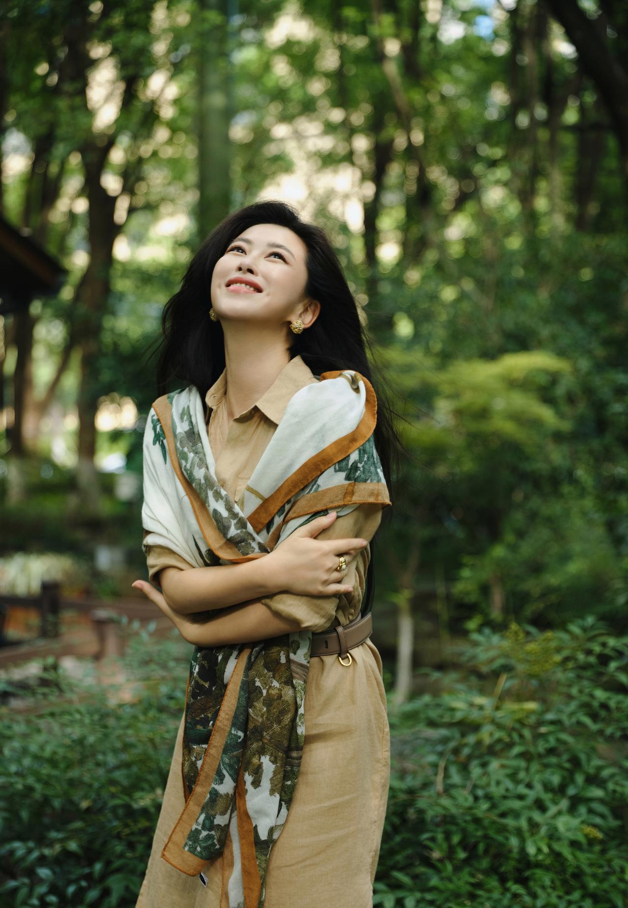 朱珠晒美照
哇，穿搭好有秋天氛围感
穿出了一个中年女人该有的样子
优雅且有气质