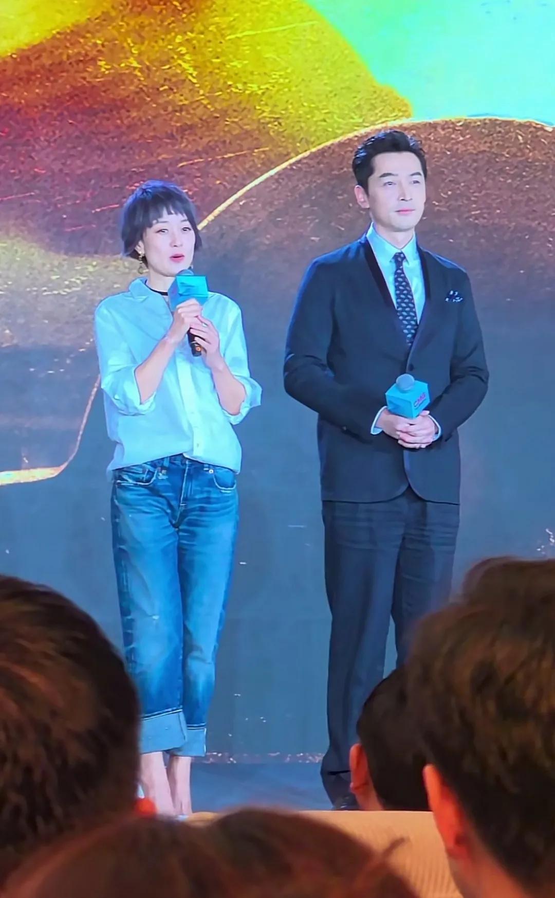马伊琍胡歌同框合唱
画面很美好，歌唱的也好听
最近，这两个明星
因为《繁花》悄然
