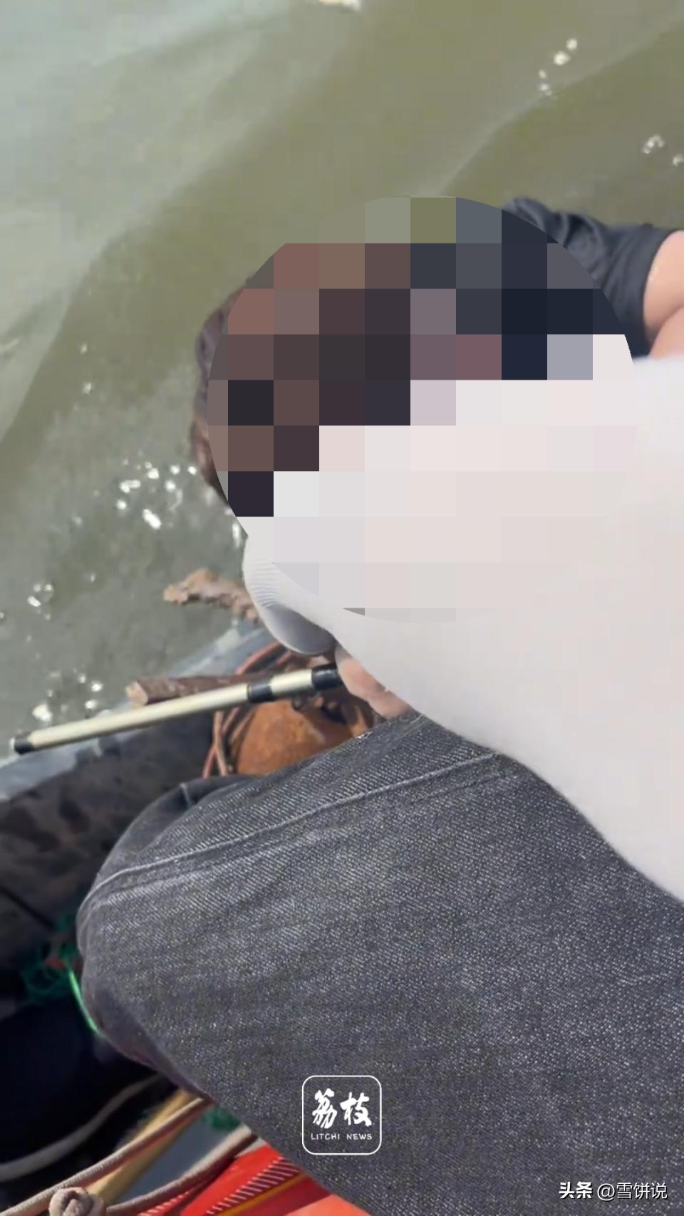 天津，男子钓鱼回家时发现一名女孩落水，情况紧急，男子将女孩顺利救上来，本来是举手