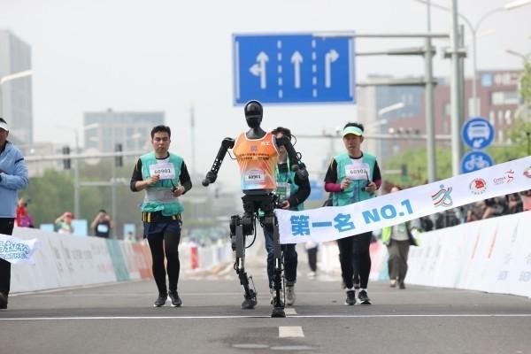 铁骨也能跑长途！人形机器人征战半马，在速度、平衡与续航中跑出产业新未来
北京亦庄