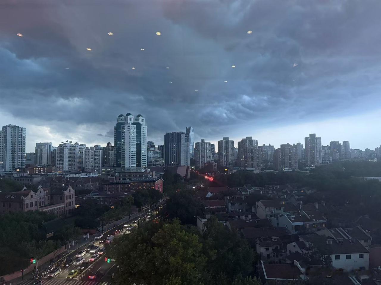 严格一点来说，酒店行业也应该算作是泛地产行业，过去的暑期，这个行业也经历了近年来
