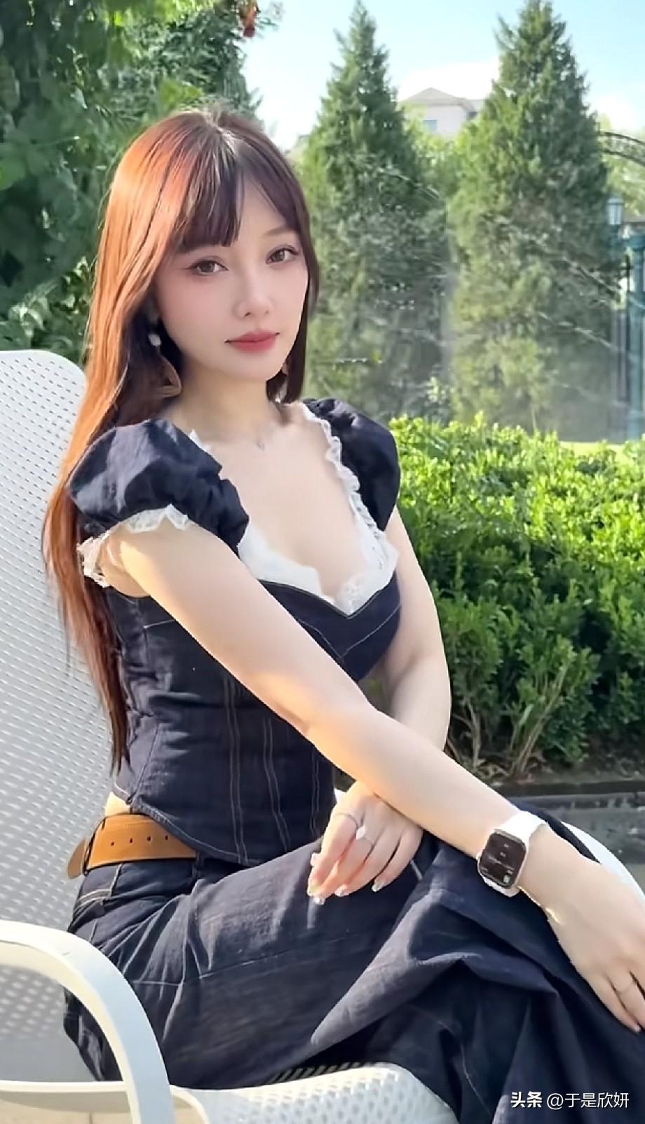 抛开过往的纷纷扰扰，她身上最动人的，始终是那份清醒与坚韧。
 
镜头前，她是灵气
