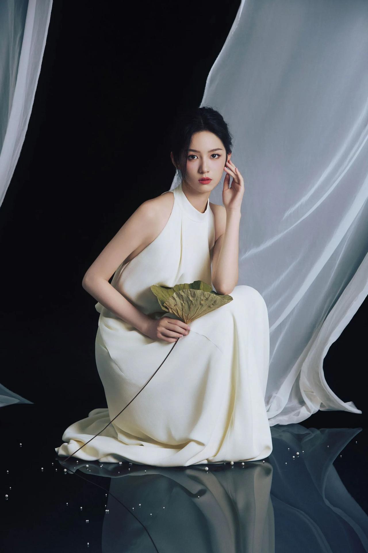 周也美图分享，五官精致，颜值出众周也走红毯 周也日常实况 周也凤冠造型 周也迪奥