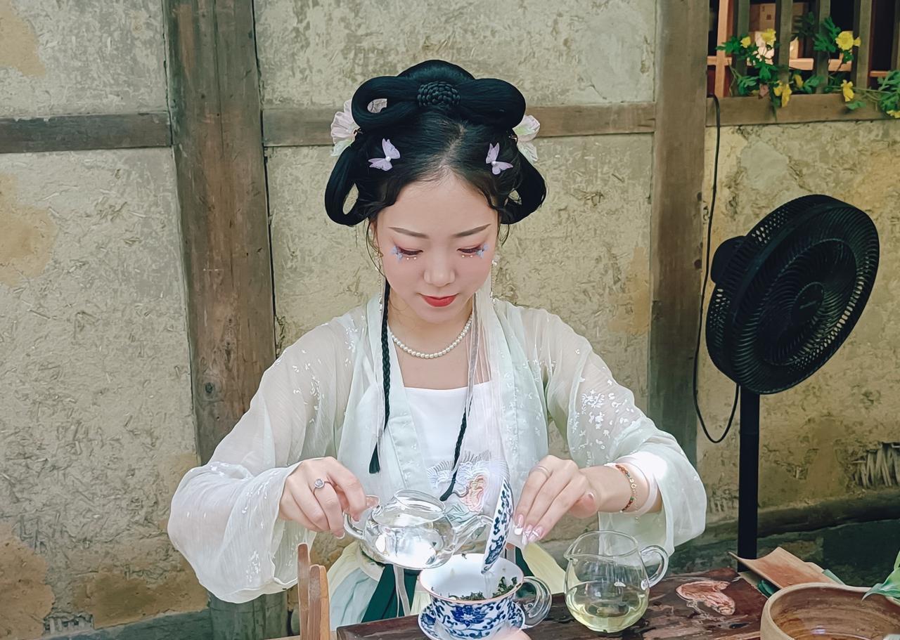 第一次去成都杜甫草堂，本来想看房子，结果坐了一下午
夏天去的成都。说出来不好意思