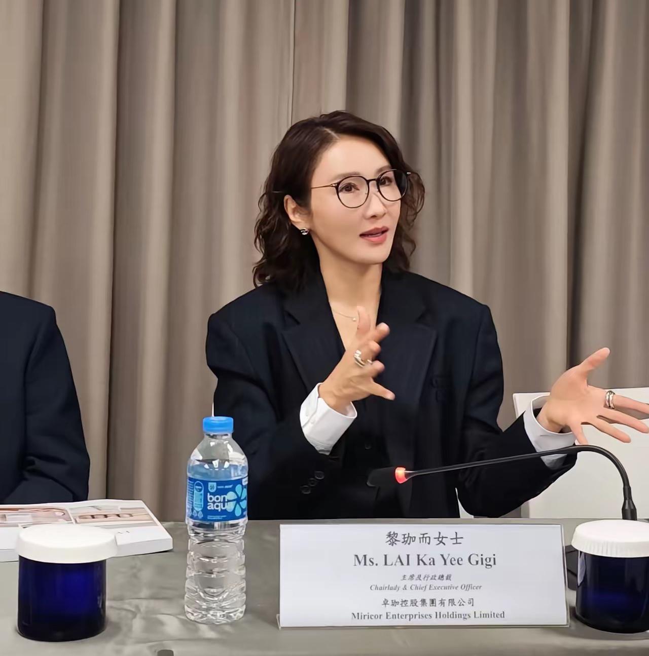 不说原来你都不知道～～～

刷到前女演员黎姿参加集团股东大会的照片，

相信很多