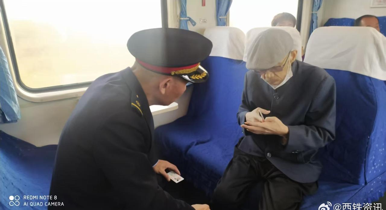 3月9日，西安客运段安康二队K4136次列车城固站开车后，列车长张宝民发现一名独