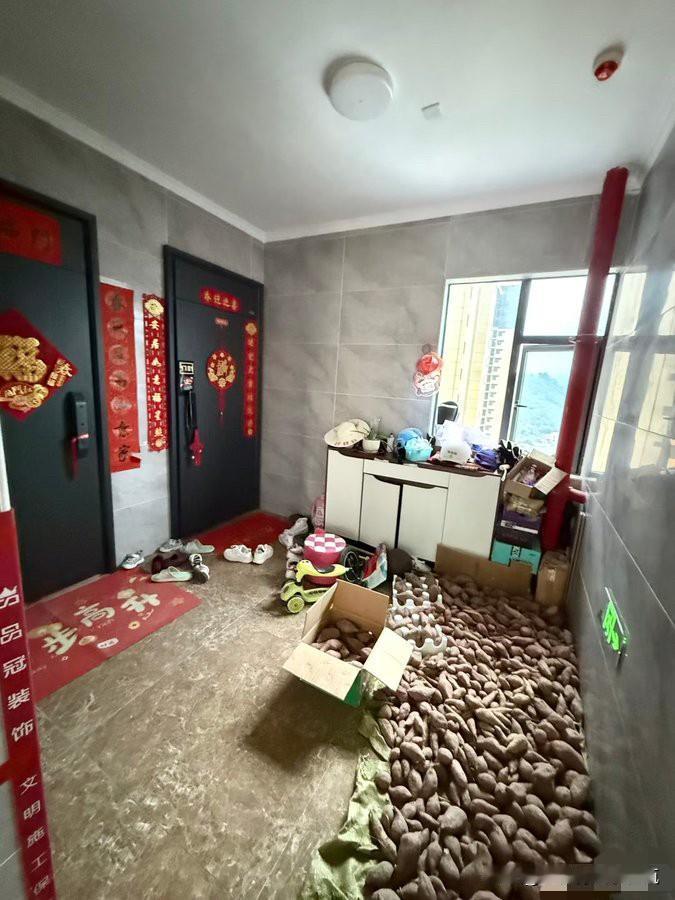 如果遇到这样的邻居，讲道理是没有用的，不讲道理也难受。

找物业吧！

然后自己