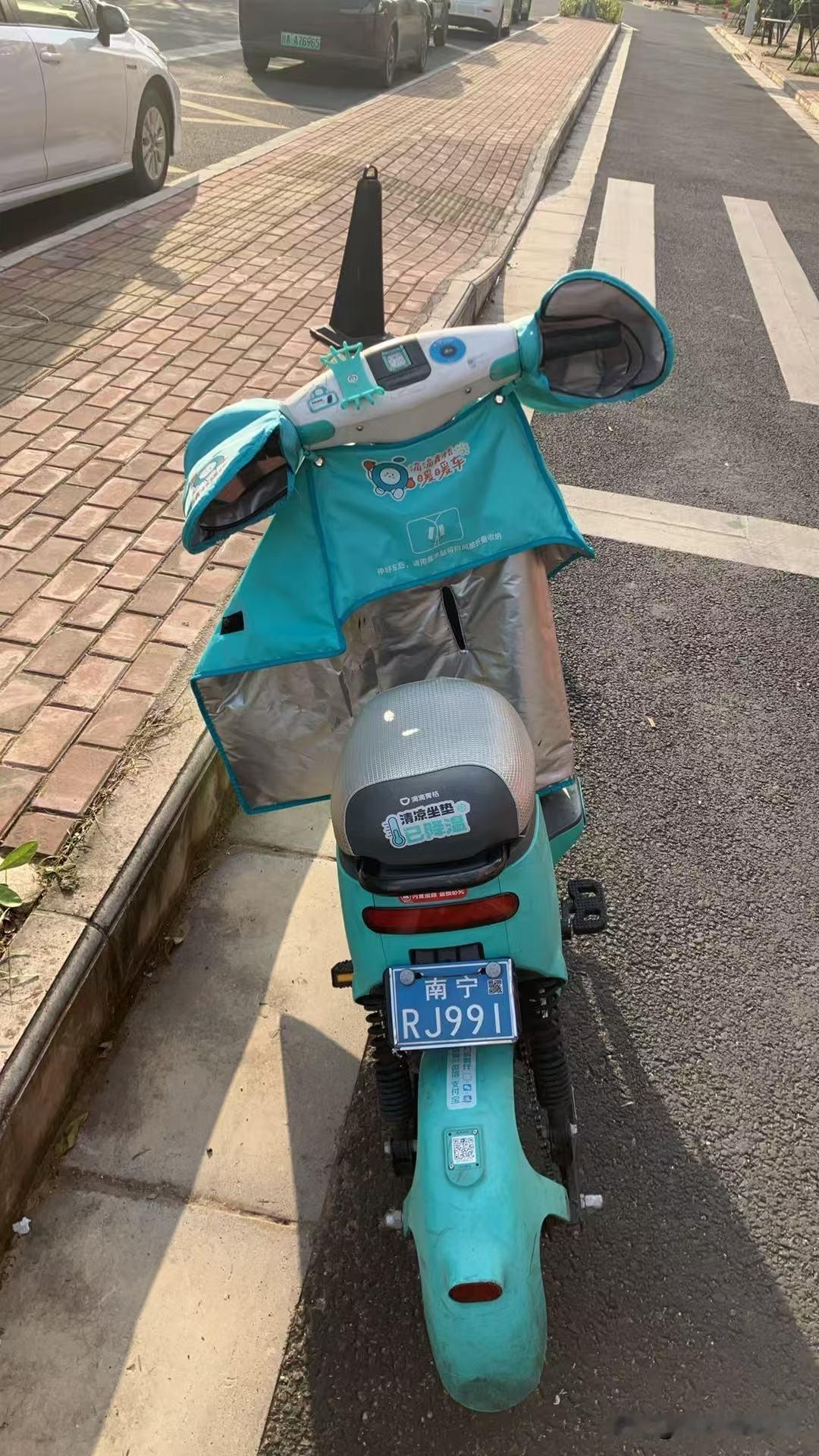 南宁果然是电动车最友好城市，先是增加手机支架、冬天骑车的防风手套，现在挡风被也增