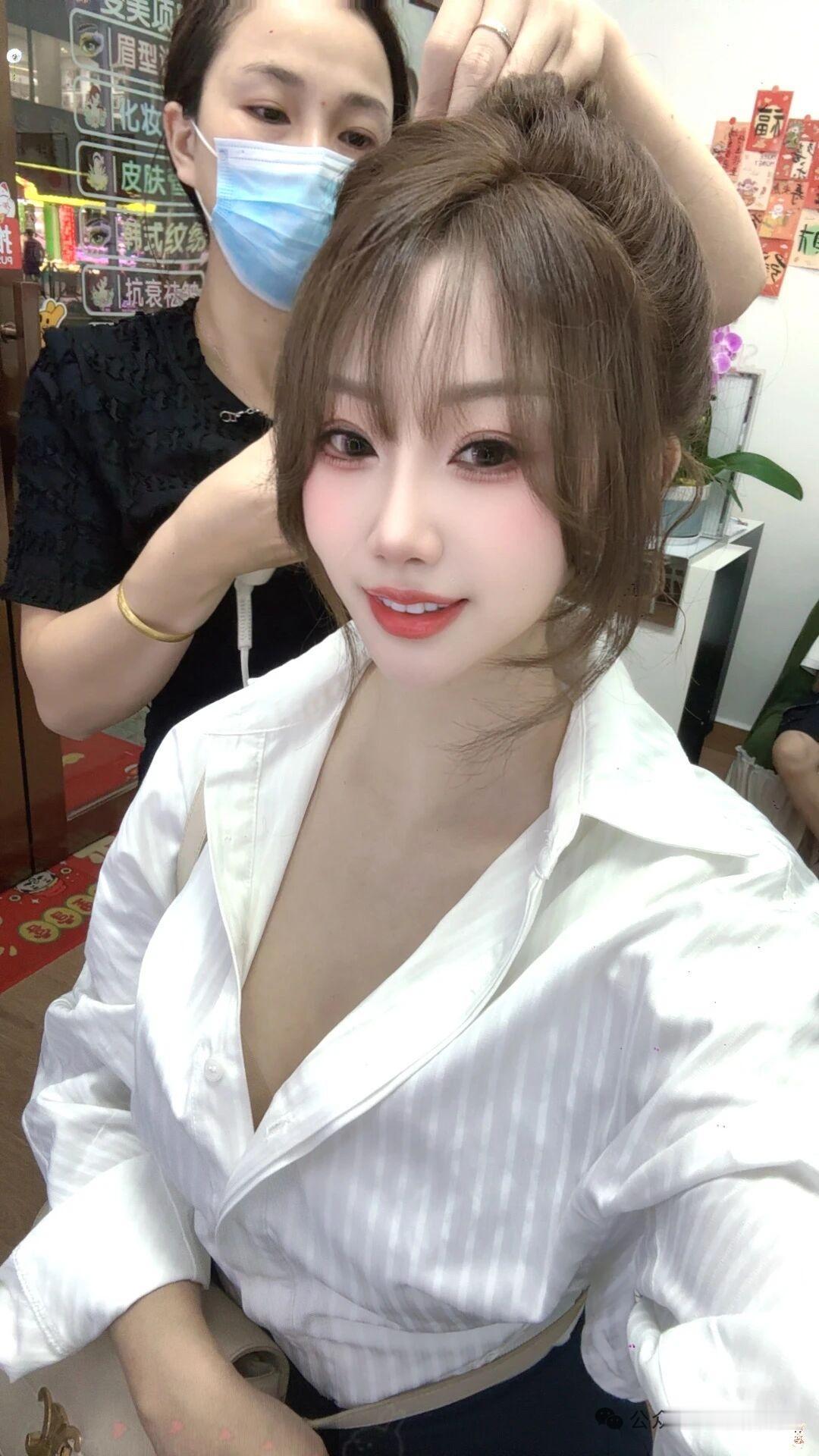 美女在理发店做发型，真好看！