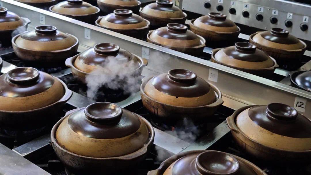 #推荐福建本地一道特色美食#在泉州，崇福路的忠记盐烧姜母番鸭不负盛名，它呈现出汤